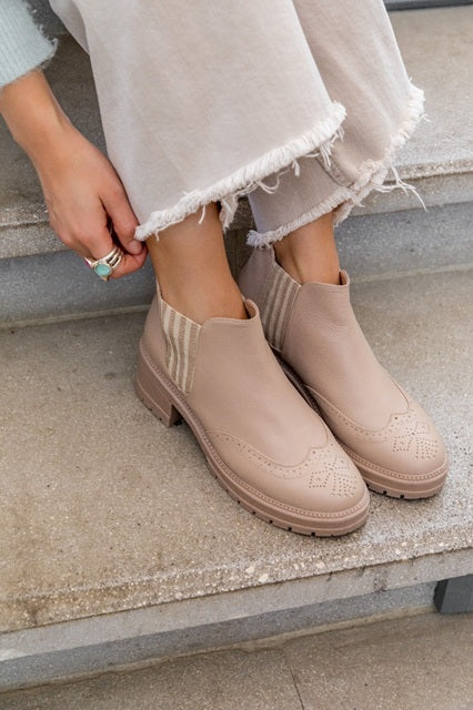 Botin Chelsea Wingtip Punta Redonda Beige