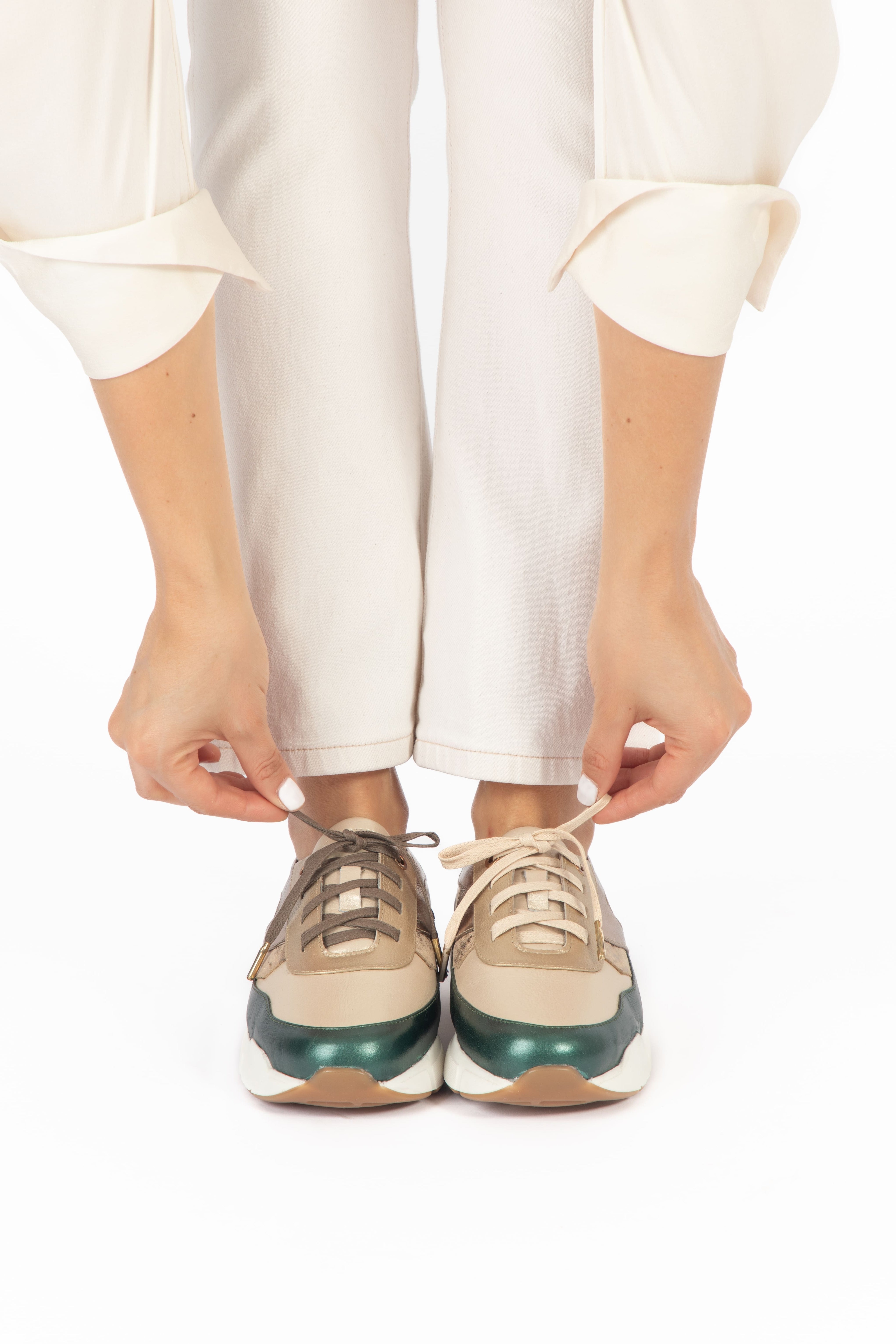 Tenis de cuero para mujer diseñados en Costa Rica. Calzado cómodo, casual y versátil con envío a todo Costa Rica e internacional.