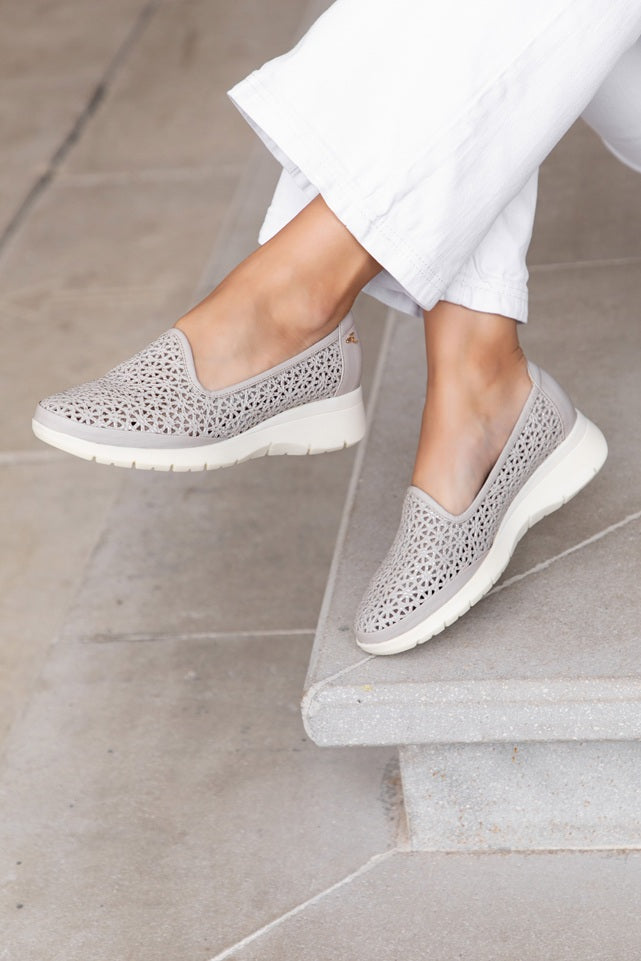 Mocasines de cuero para mujer hechos en Costa Rica. Diseño cómodo, elegante y versátil para uso diario con envío nacional e internacional.