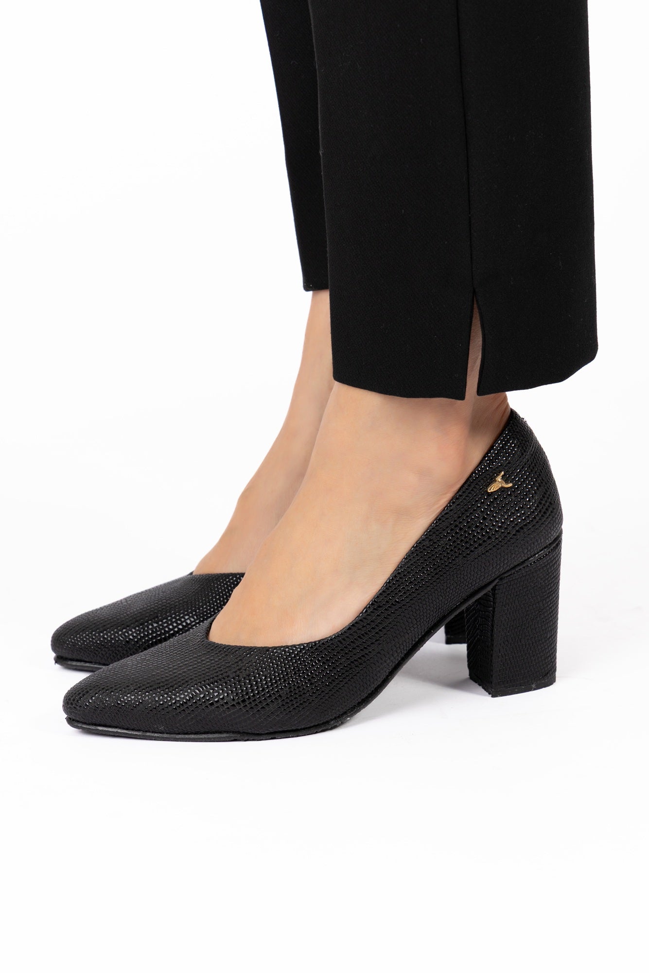Tacones de cuero para mujer diseñados en Costa Rica por Yahonis Chaves. Elegancia, comodidad y diseño exclusivo con envío nacional e internacional.