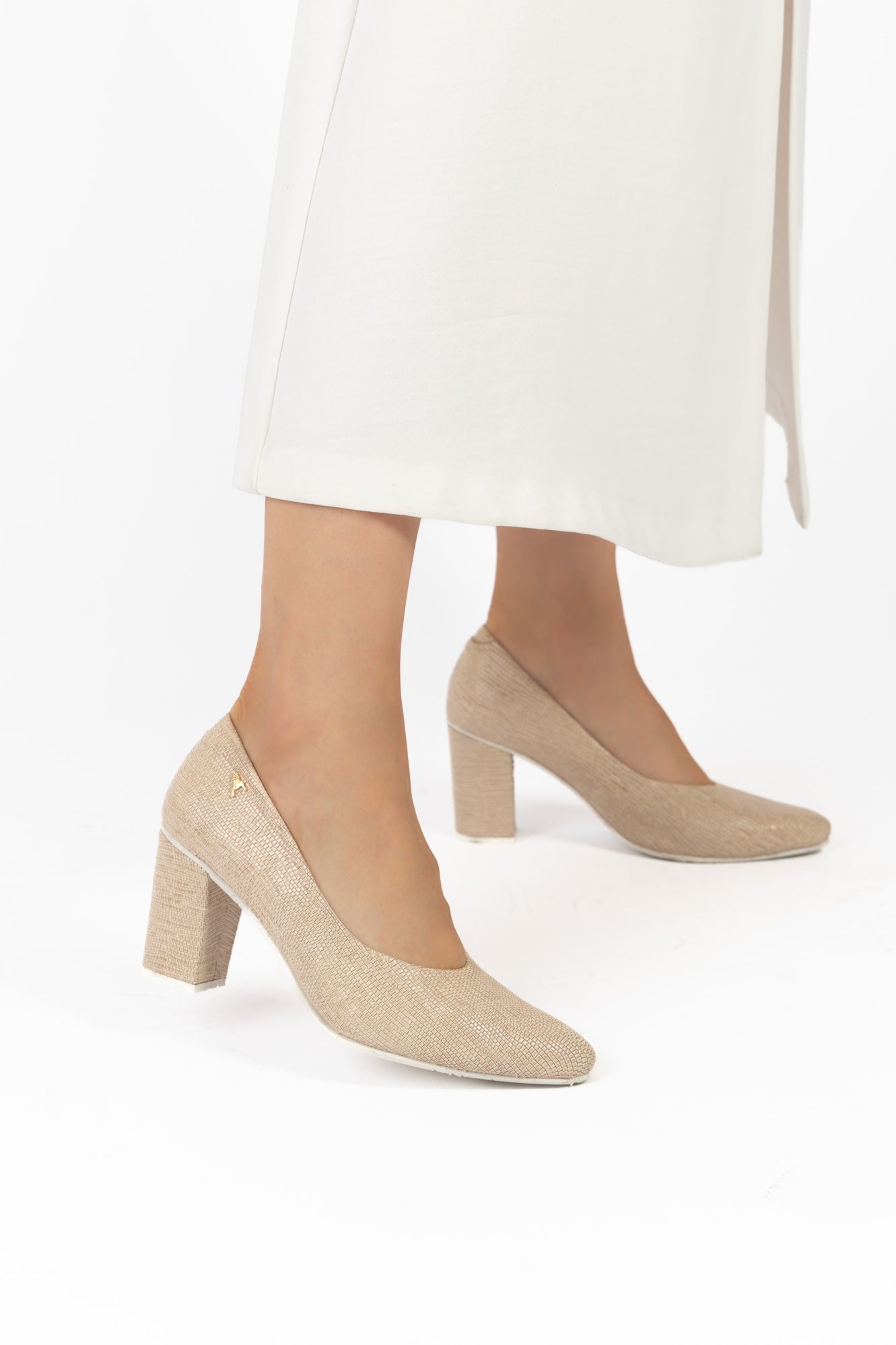 Tacones de cuero para mujer diseñados en Costa Rica por Yahonis Chaves. Elegancia, comodidad y diseño exclusivo con envío nacional e internacional.