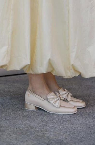 Mocasines de cuero para mujer hechos en Costa Rica. Diseño cómodo, elegante y versátil para uso diario con envío nacional e internacional.
