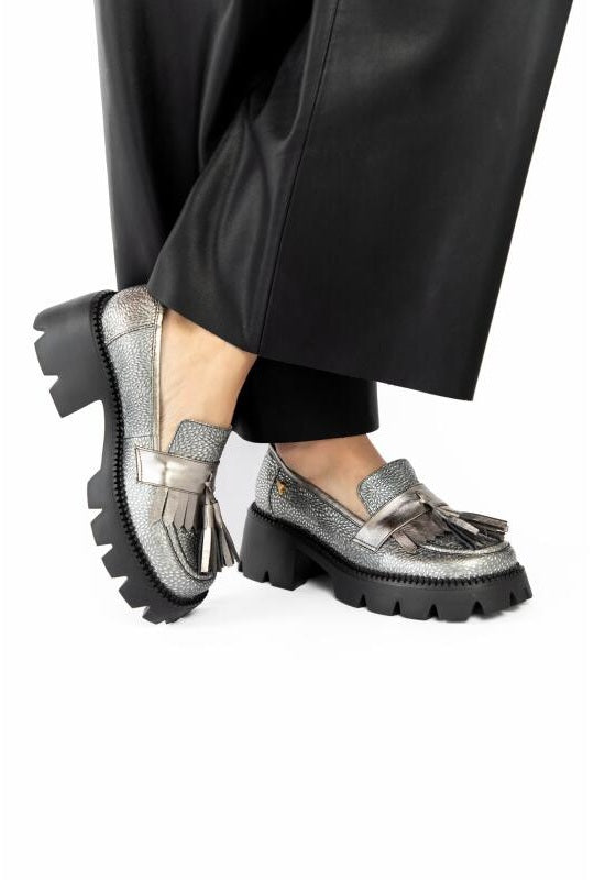 Mocasines de cuero para mujer hechos en Costa Rica. Diseño cómodo, elegante y versátil para uso diario con envío nacional e internacional.