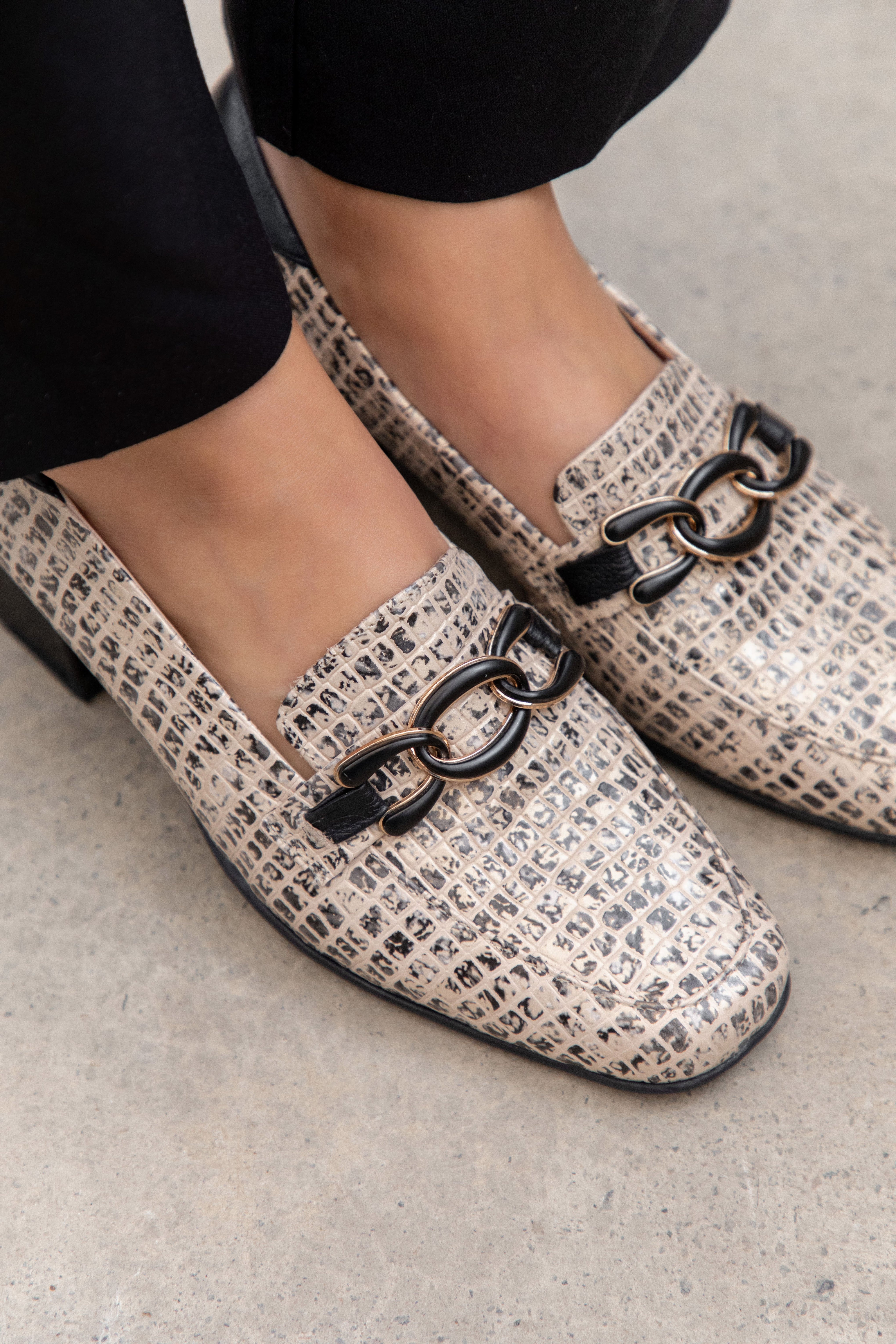 Mocasines de cuero para mujer hechos en Costa Rica. Diseño cómodo, elegante y versátil para uso diario con envío nacional e internacional.