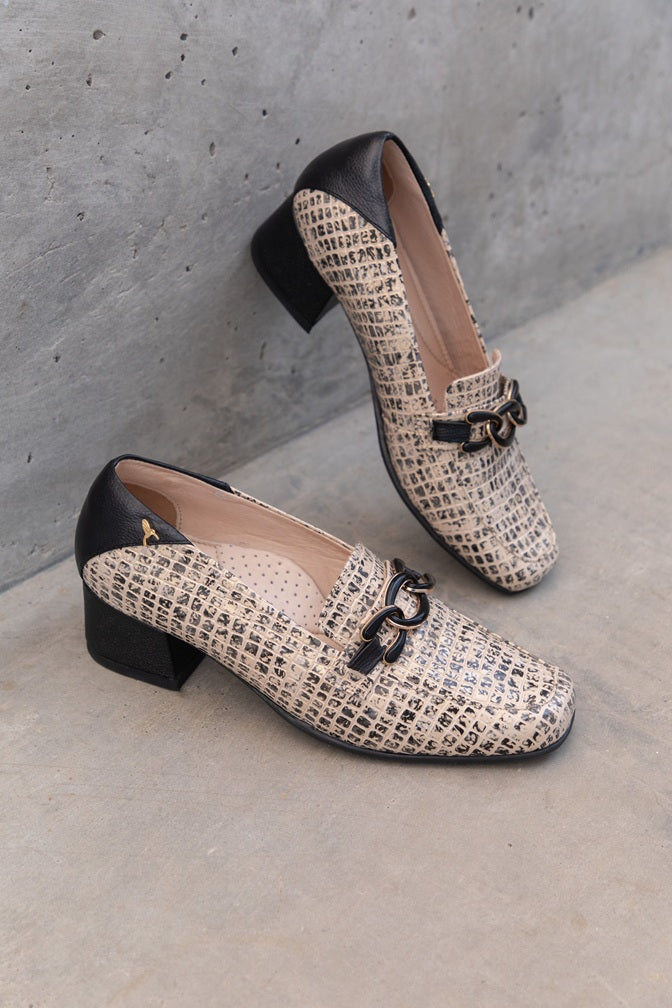 Mocasín Timeless con Accesorio de Lujo Beige