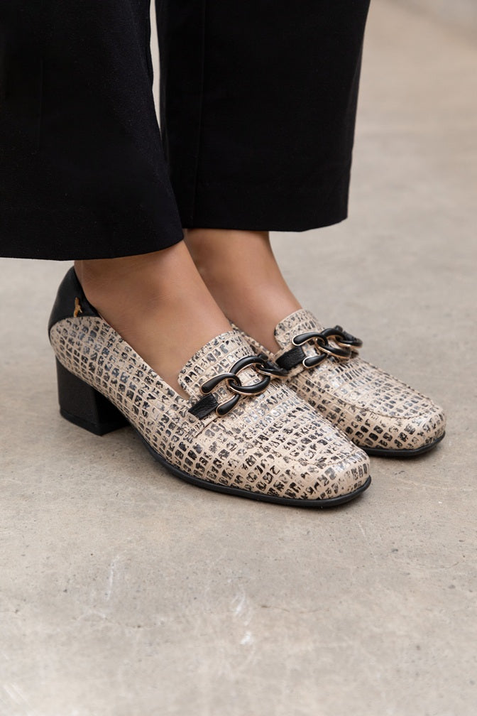Mocasín Timeless con Accesorio de Lujo Beige