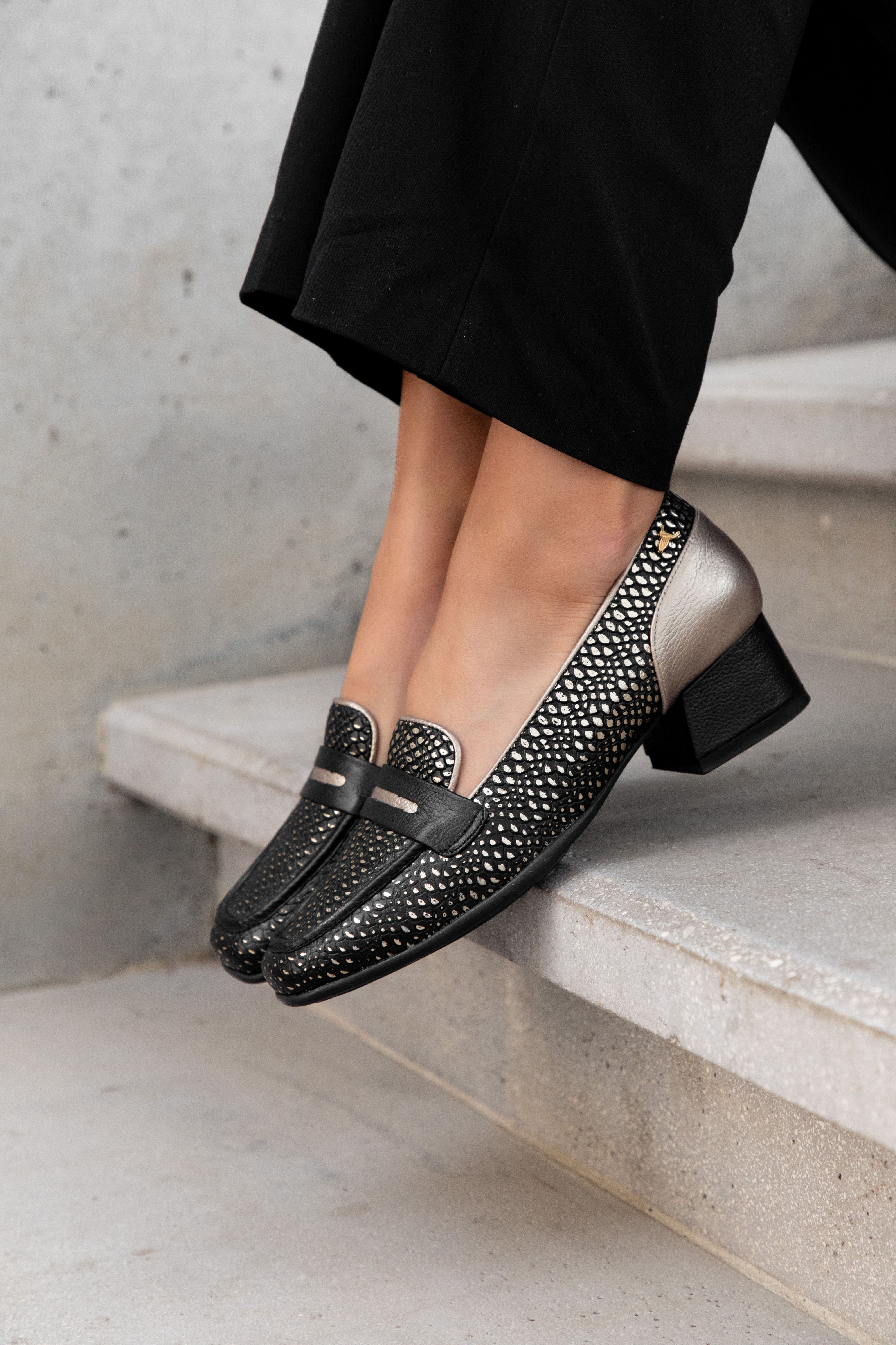 Mocasines de cuero para mujer hechos en Costa Rica. Diseño cómodo, elegante y versátil para uso diario con envío nacional e internacional.