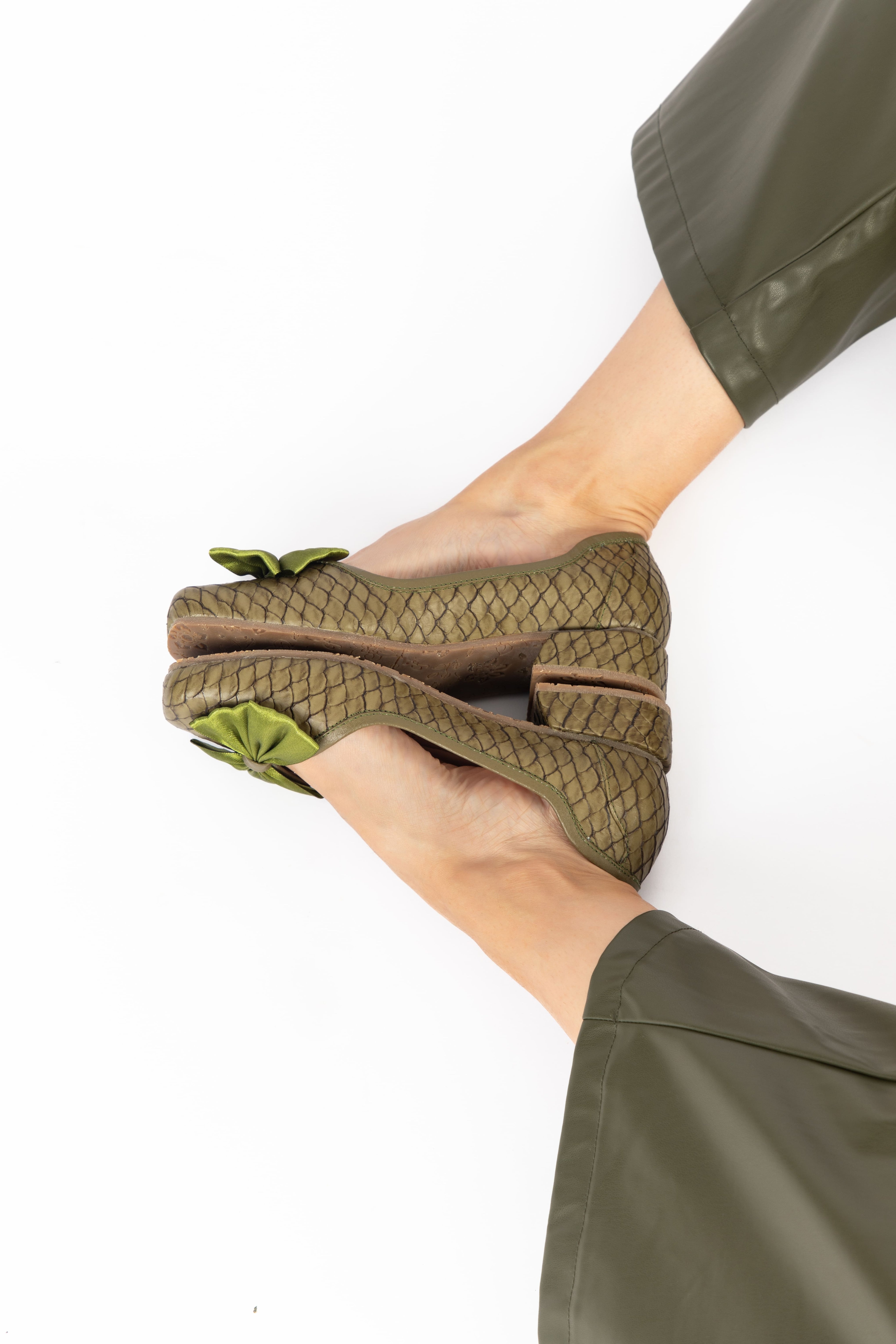 Mary jane y flats de cuero para mujer diseñados y hechos en Costa Rica. Calzado cómodo, femenino y versátil con envío a todo Costa Rica e internacional.