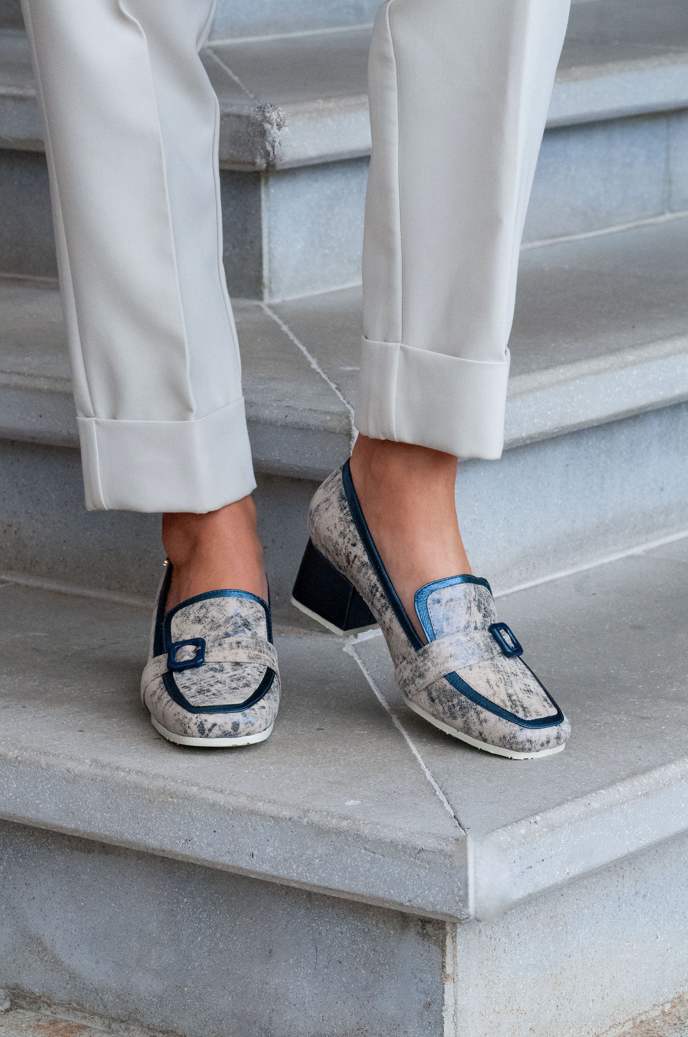 Mocasines de cuero para mujer hechos en Costa Rica. Diseño cómodo, elegante y versátil para uso diario con envío nacional e internacional.