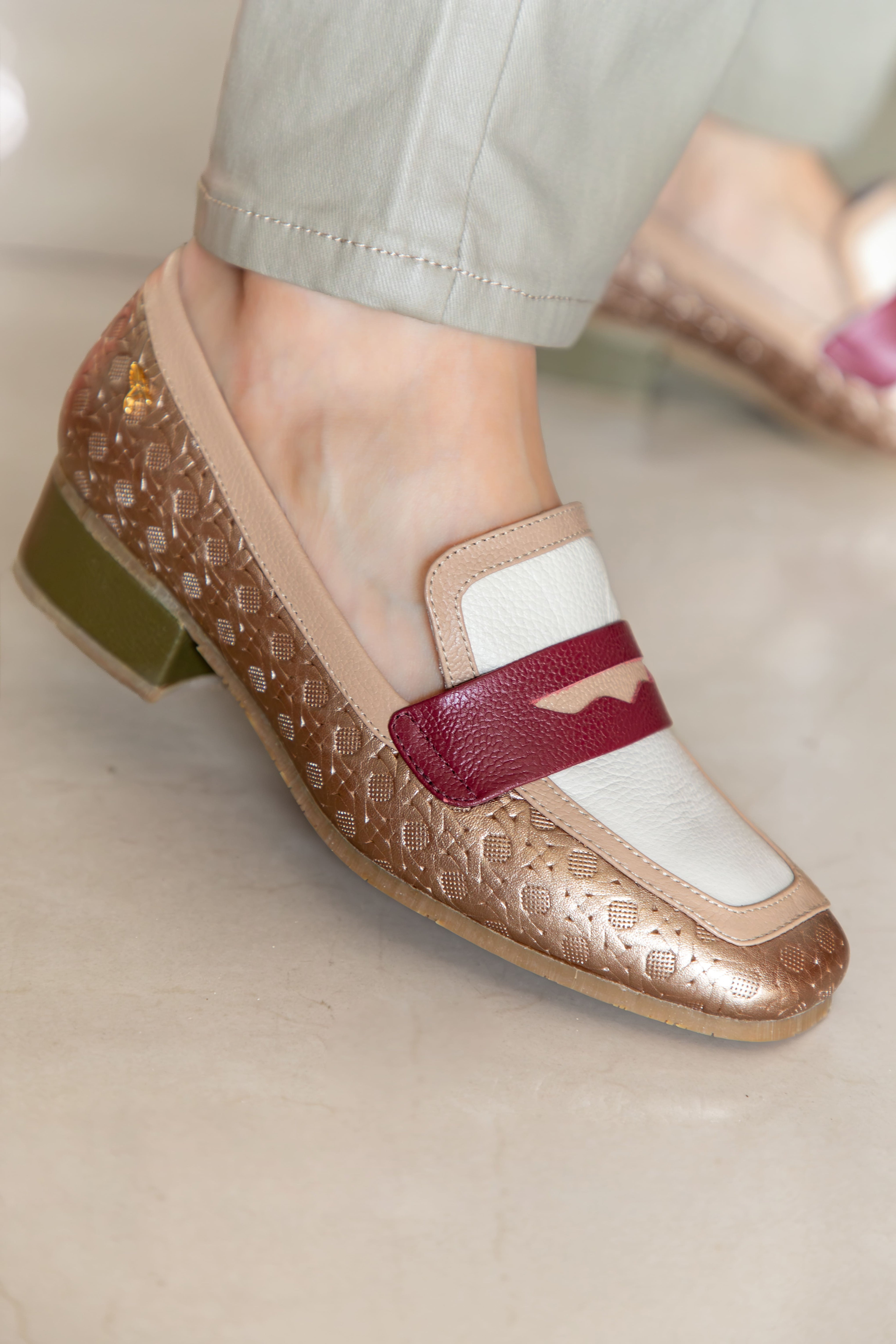 Mocasines de cuero para mujer hechos en Costa Rica. Diseño cómodo, elegante y versátil para uso diario con envío nacional e internacional.