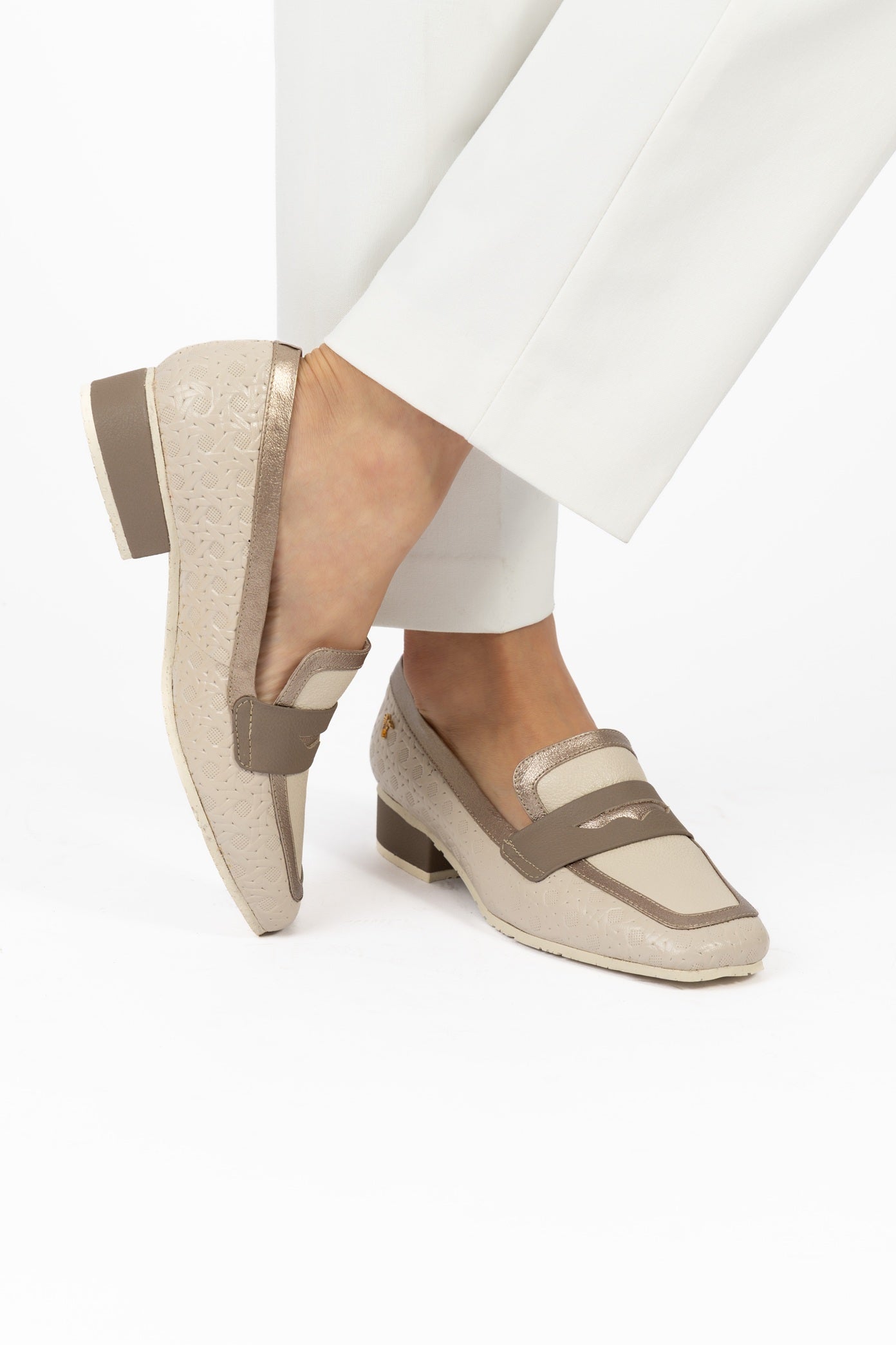 Mocasines de cuero para mujer hechos en Costa Rica. Diseño cómodo, elegante y versátil para uso diario con envío nacional e internacional.