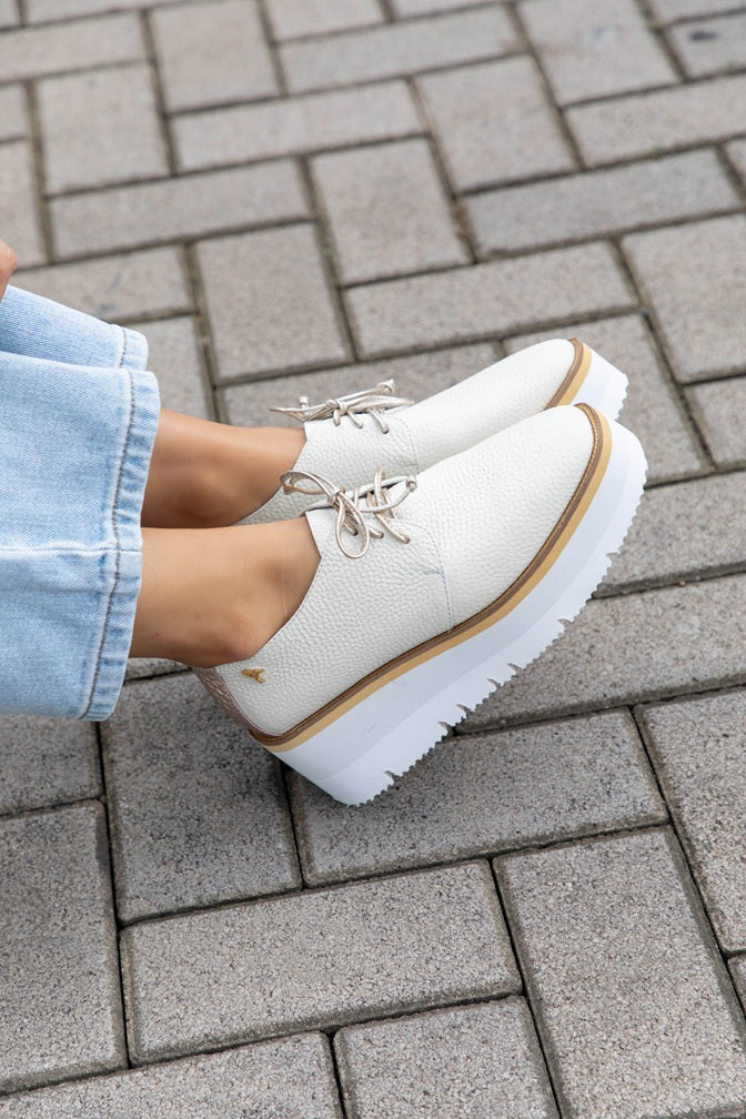 Zapatos oxford y derby para mujer diseñados en Costa Rica por Yahonis Chaves. Estilo clásico, cómodo y versátil con envío nacional e internacional.
