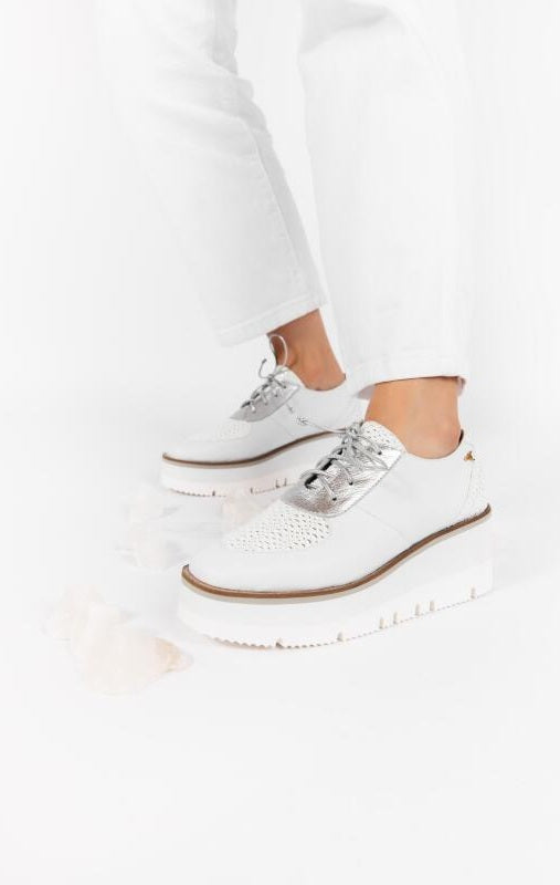 Tenis para mujer diseñados en Costa Rica. Calzado cómodo, casual y versátil con envío a todo Costa Rica e internacional.