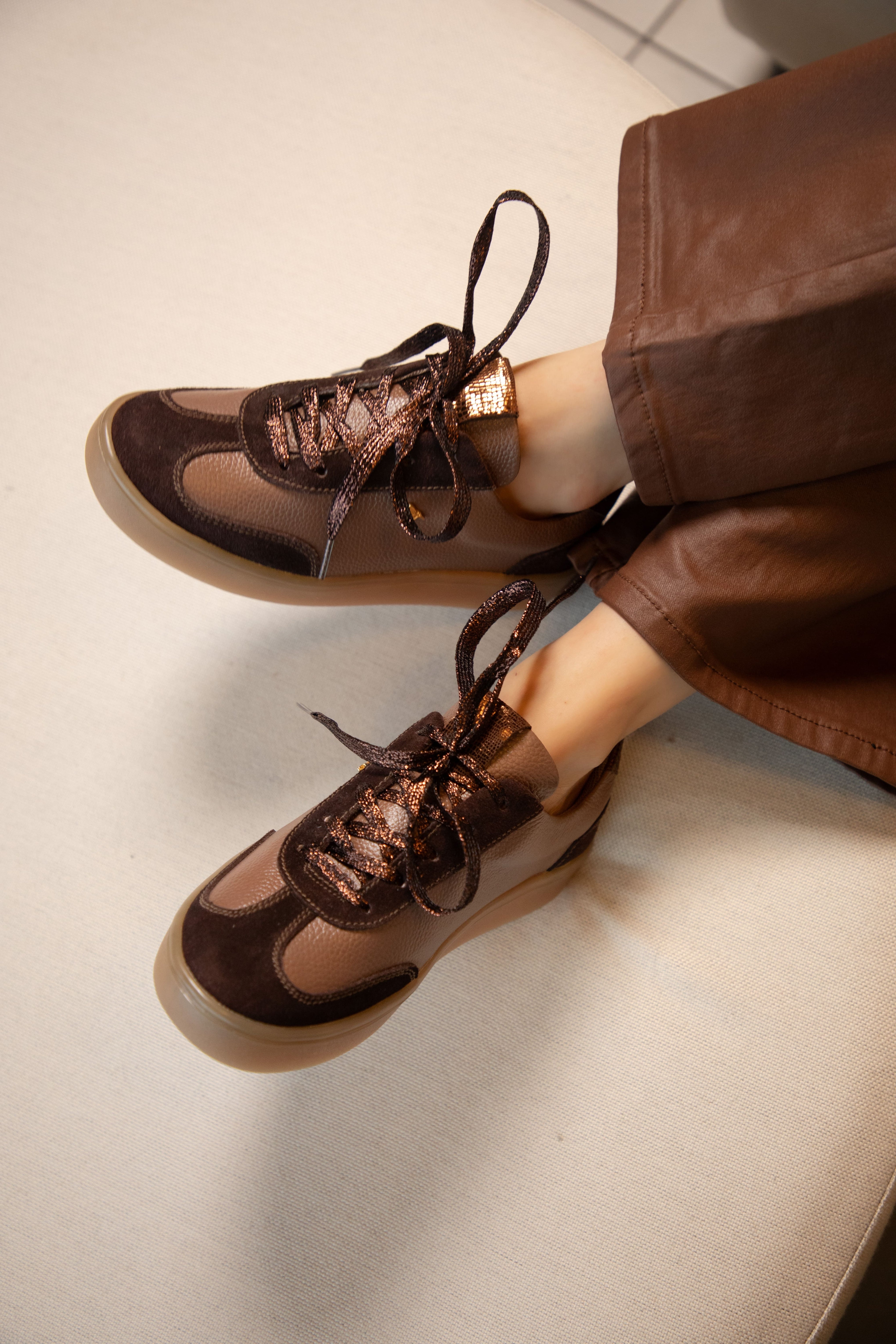 Tenis de cuero para mujer diseñados en Costa Rica. Calzado cómodo, casual y versátil con envío a todo Costa Rica e internacional.