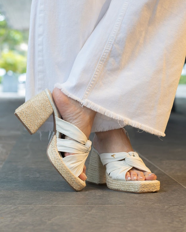 Sandalias de cuero para mujer diseñadas en Costa Rica. Estilos cómodos, modernos y versátiles con envío a todo Costa Rica e internacional.