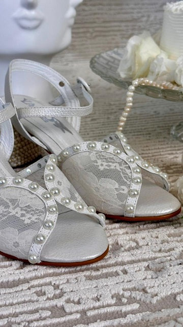 Sandalia de Tacon con Perlas y Encaje Blanco