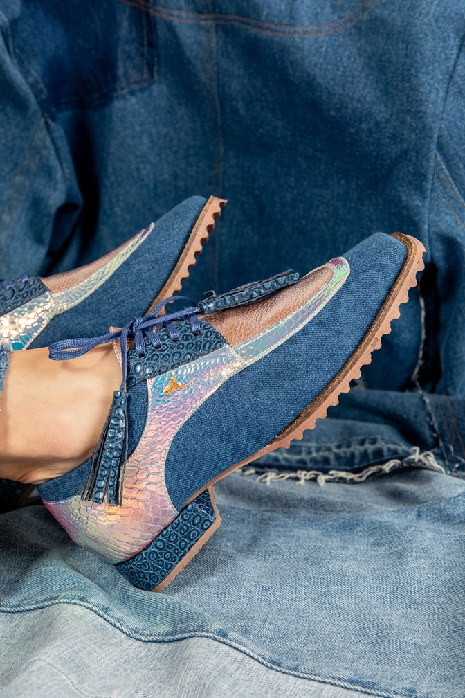 Zapatos oxford y derby de cuero para mujer diseñados en Costa Rica por Yahonis Chaves. Estilo clásico, cómodo y versátil con envío nacional e internacional.