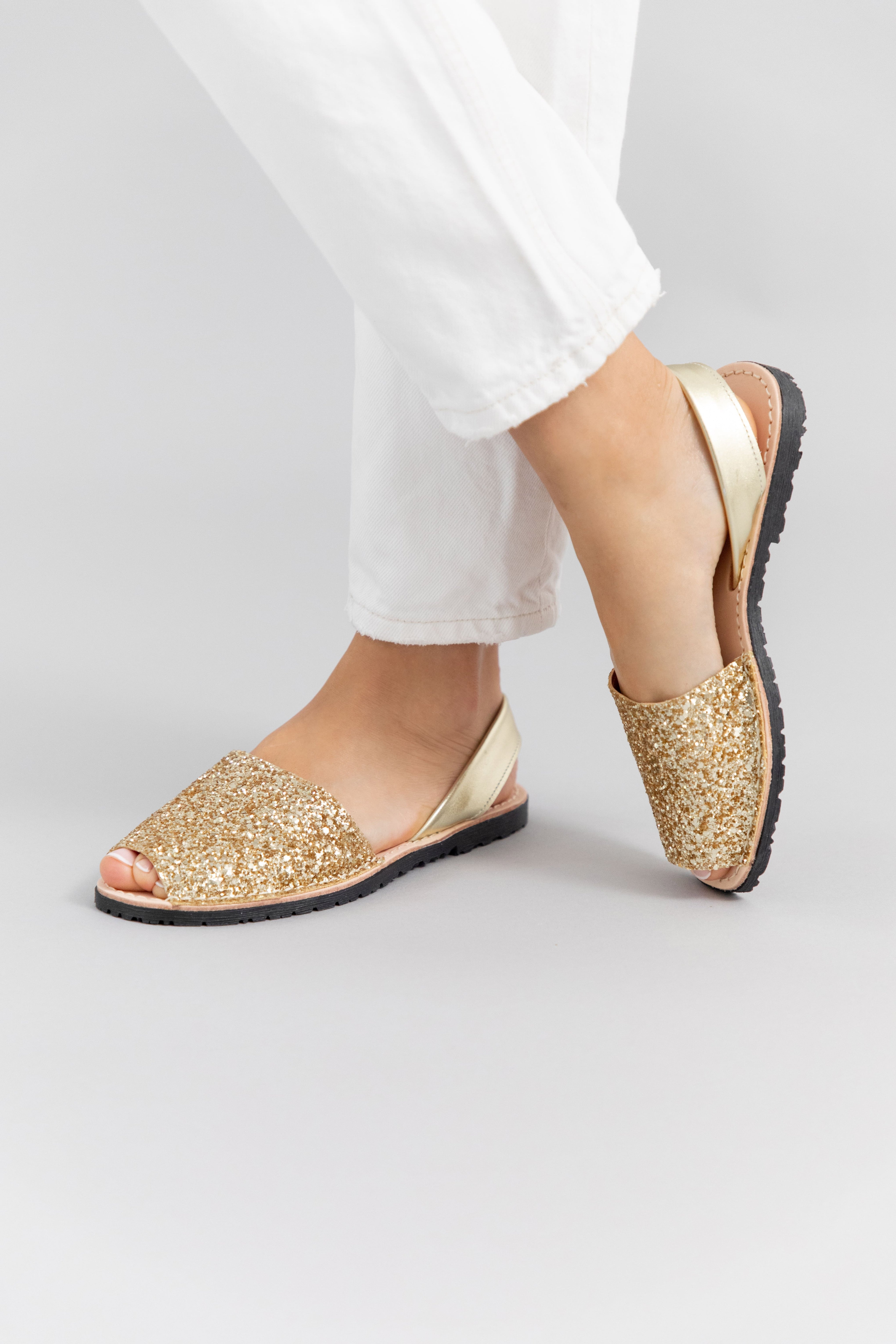 Sandalias para mujer diseñadas en Costa Rica. Estilos cómodos, modernos y versátiles con envío a todo Costa Rica e internacional.