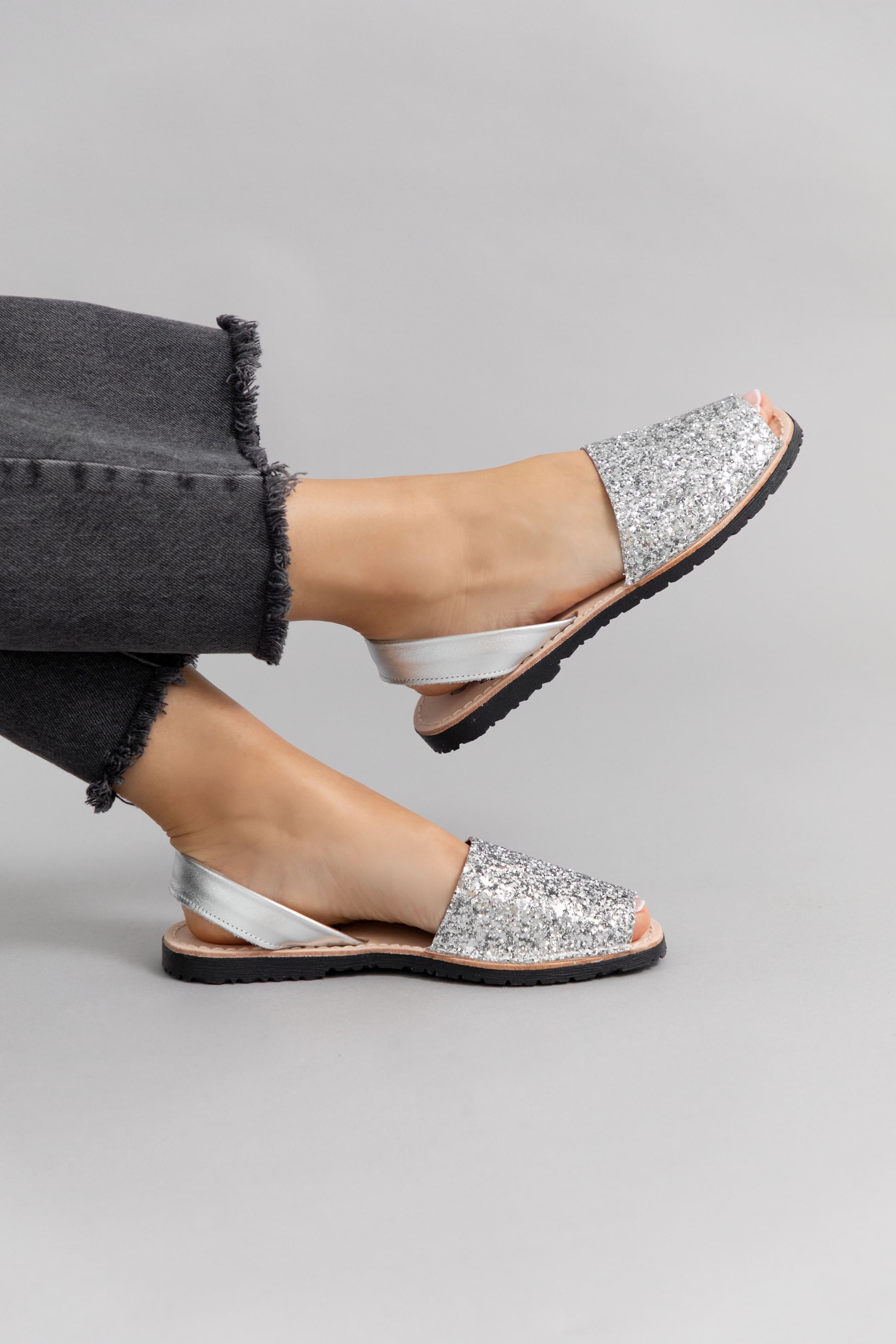 Sandalias para mujer diseñadas en Costa Rica. Estilos cómodos, modernos y versátiles con envío a todo Costa Rica e internacional.