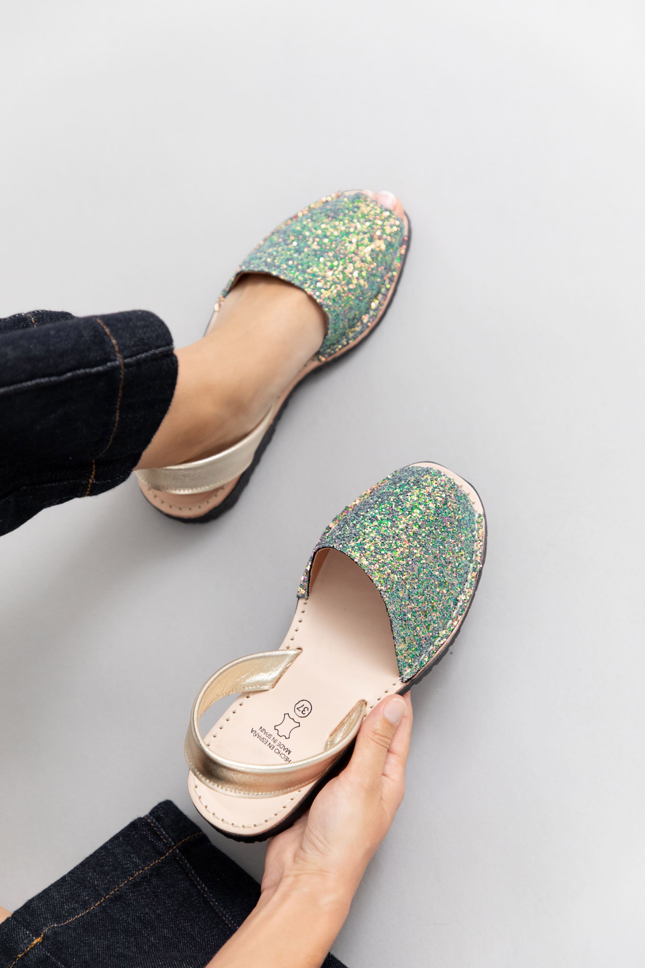 Sandalias para mujer diseñadas en Costa Rica. Estilos cómodos, modernos y versátiles con envío a todo Costa Rica e internacional.