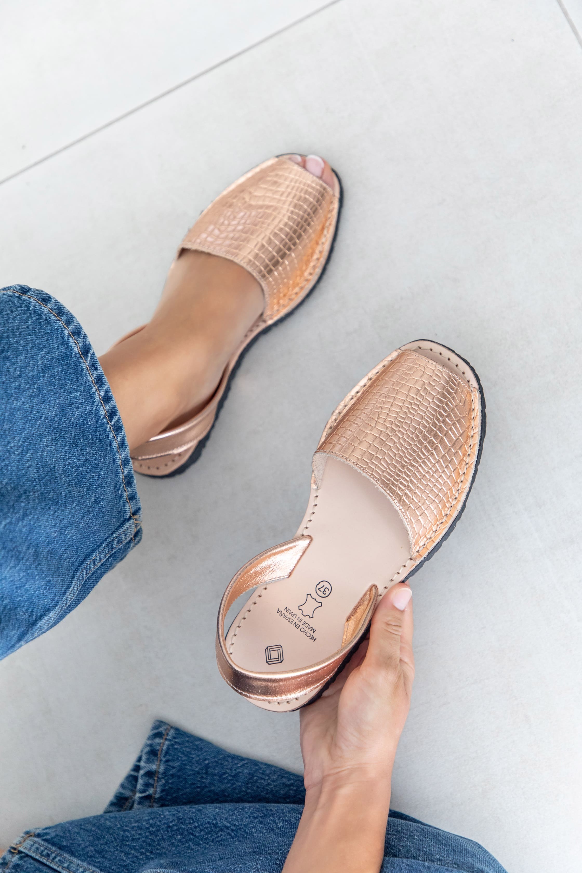 Sandalias para mujer diseñadas en Costa Rica. Estilos cómodos, modernos y versátiles con envío a todo Costa Rica e internacional.