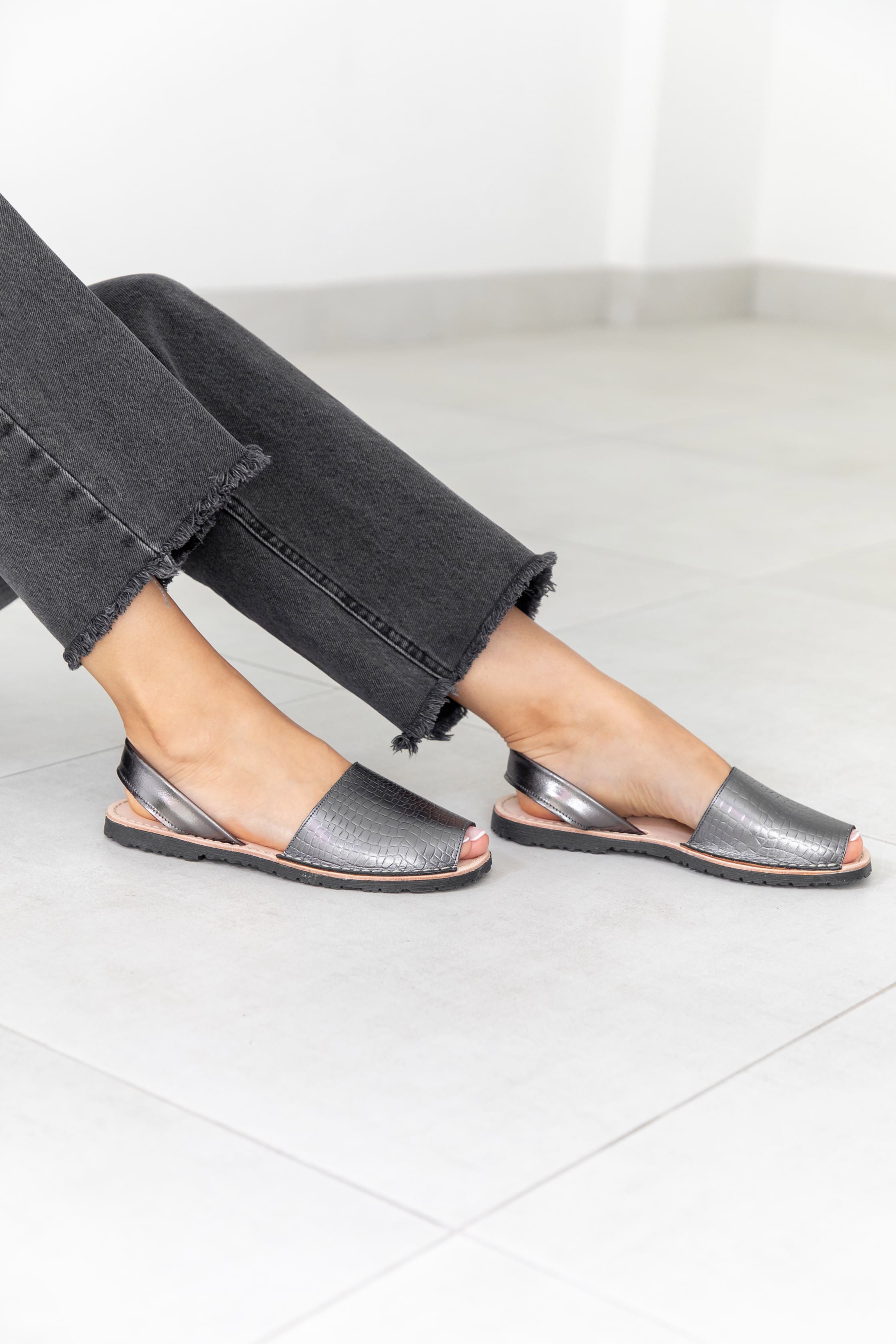 Sandalias para mujer diseñadas en Costa Rica. Estilos cómodos, modernos y versátiles con envío a todo Costa Rica e internacional.