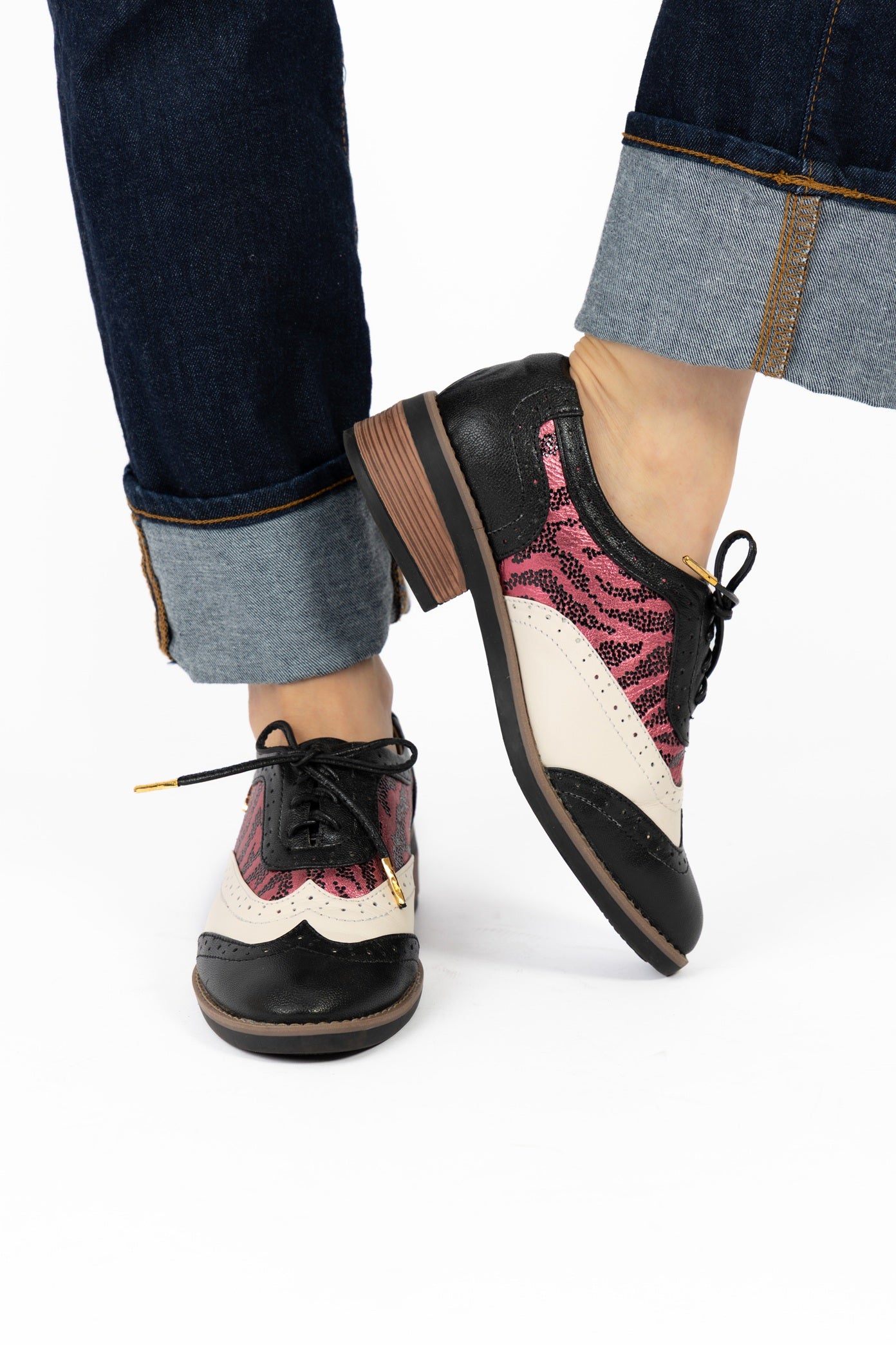 Zapatos oxford y derby para mujer diseñados en Costa Rica por Yahonis Chaves. Estilo clásico, cómodo y versátil con envío nacional e internacional.