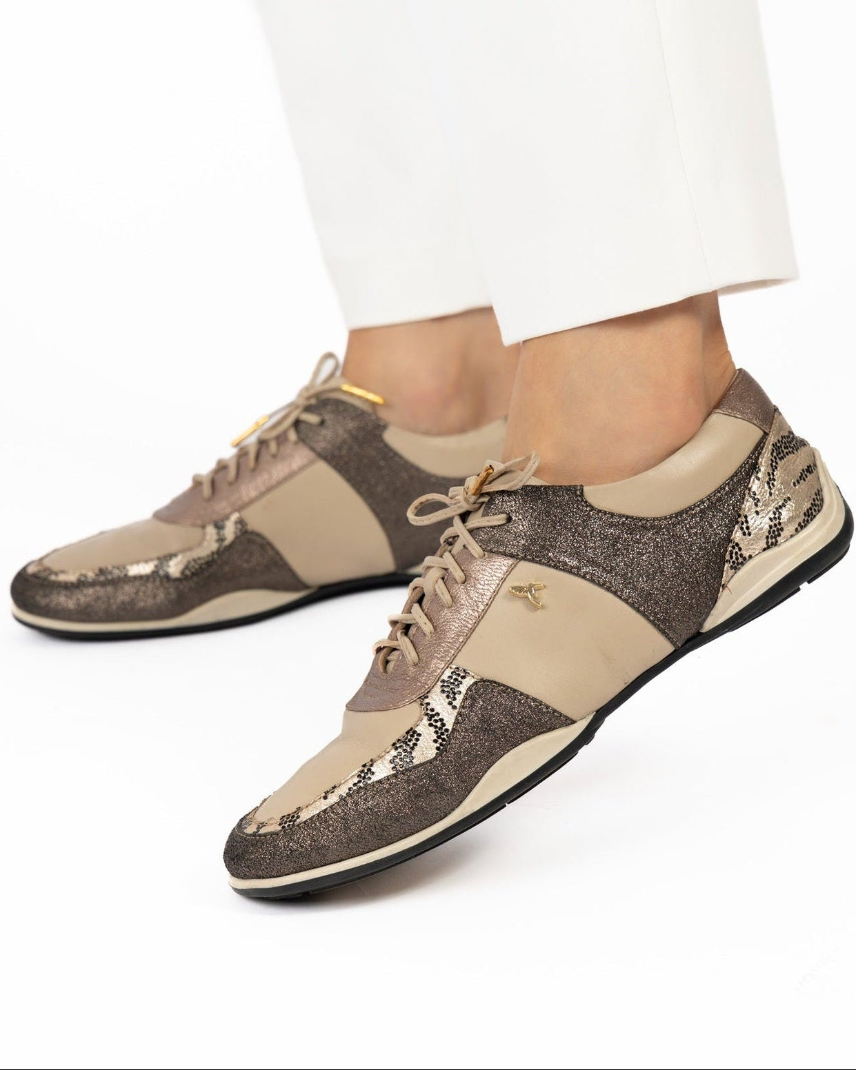 Tenis para mujer diseñados en Costa Rica. Calzado cómodo, casual y versátil con envío a todo Costa Rica e internacional.
