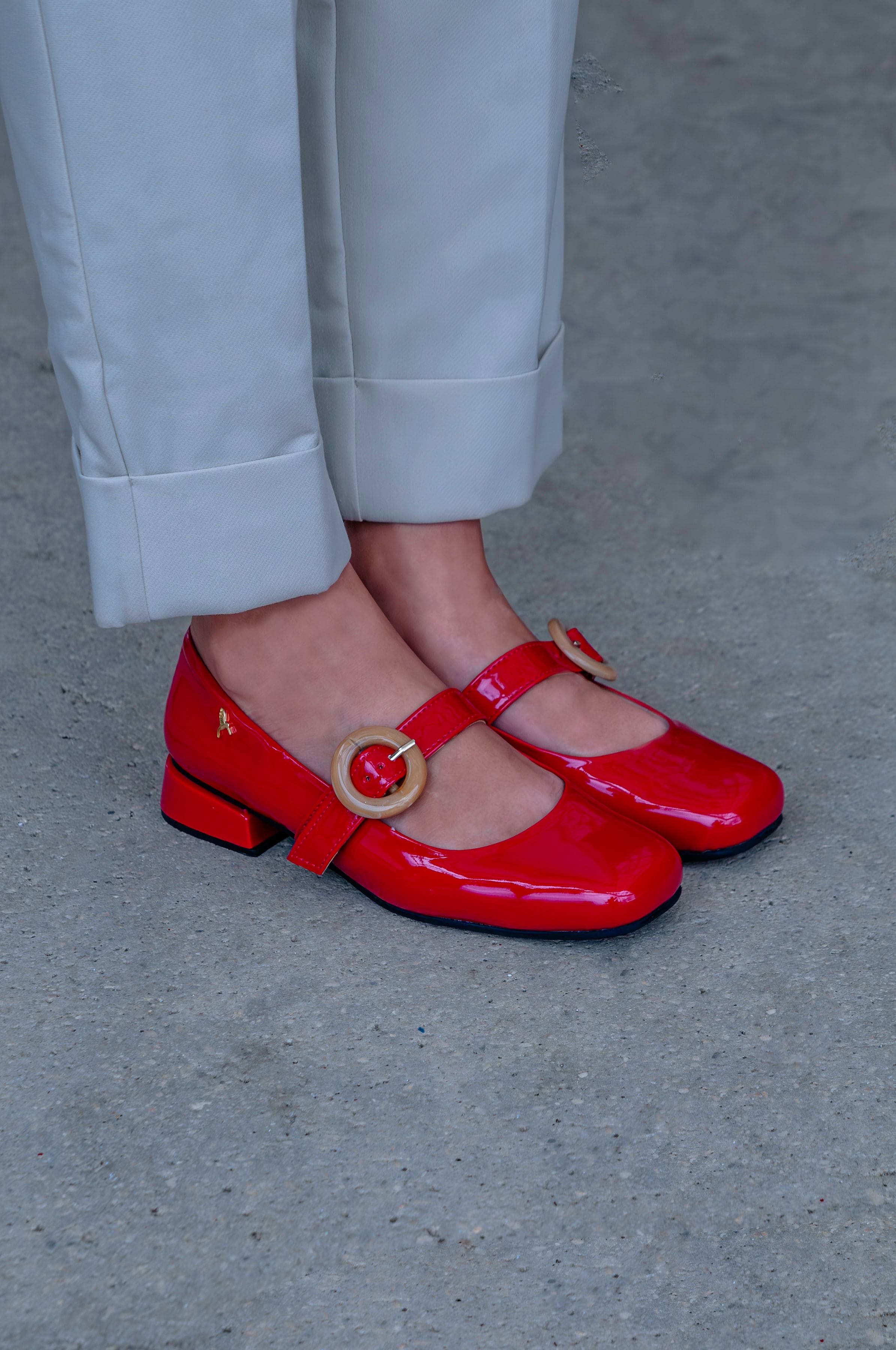 Mocasín Hebilla Beige Rojo