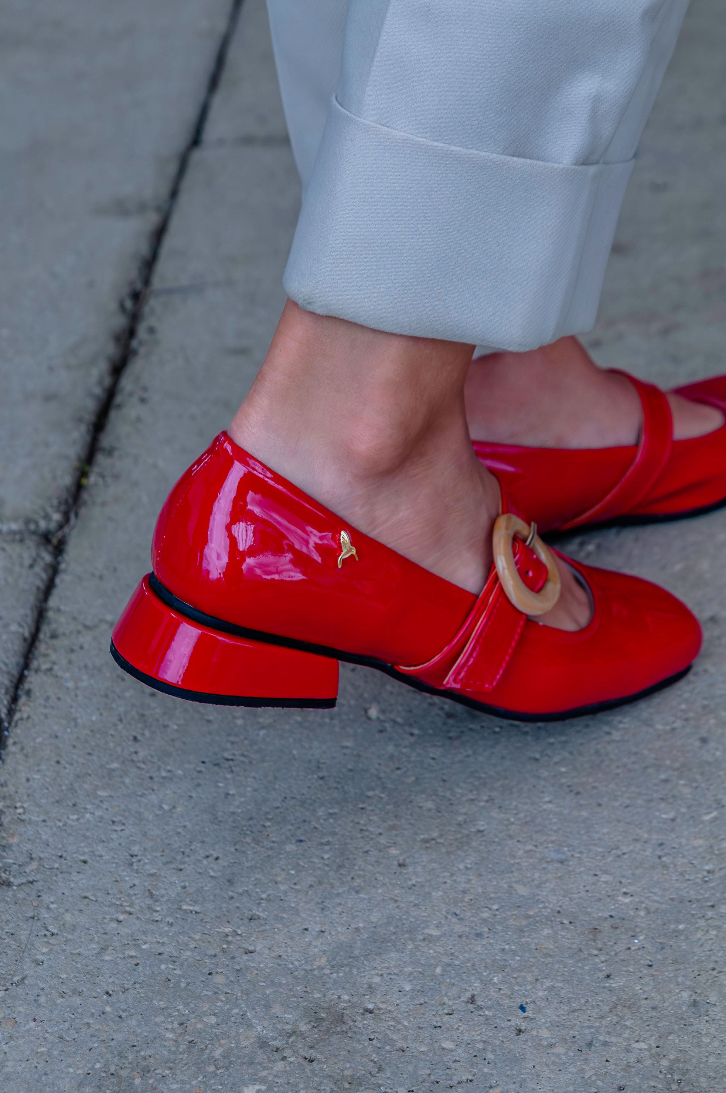 Mocasín Hebilla Beige Rojo