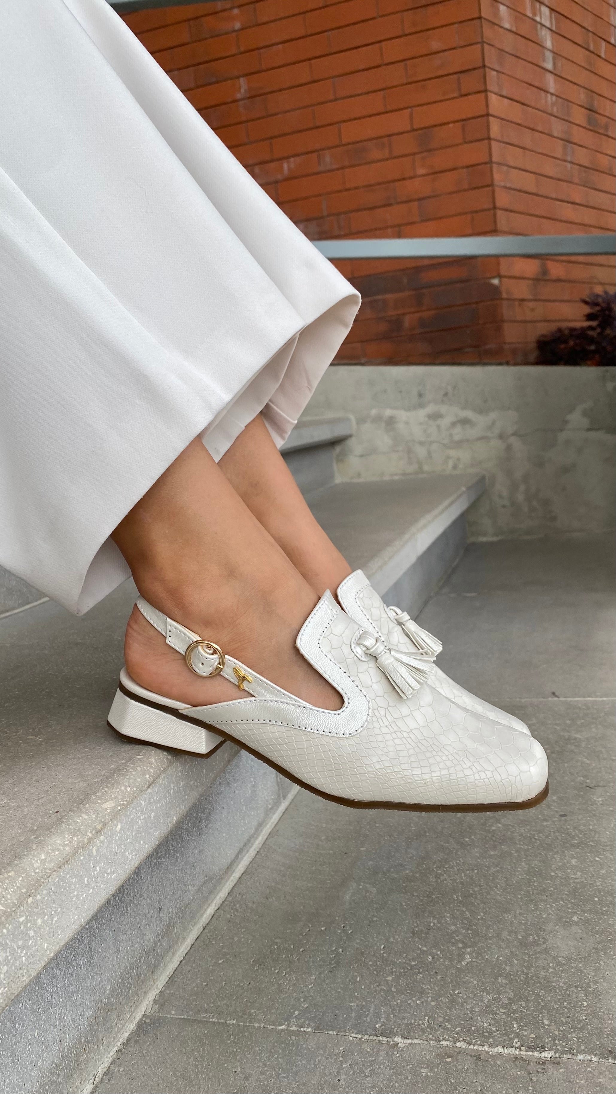 Mocasín con PomponesPiton Crema