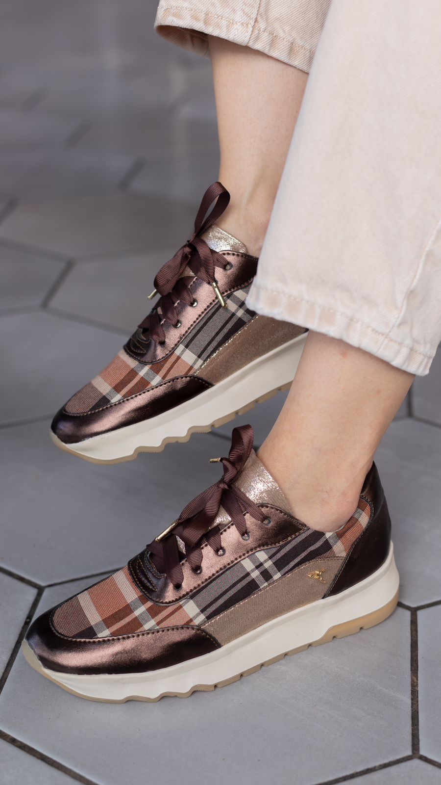 Tenis para mujer diseñados en Costa Rica. Calzado cómodo, casual y versátil con envío a todo Costa Rica e internacional.