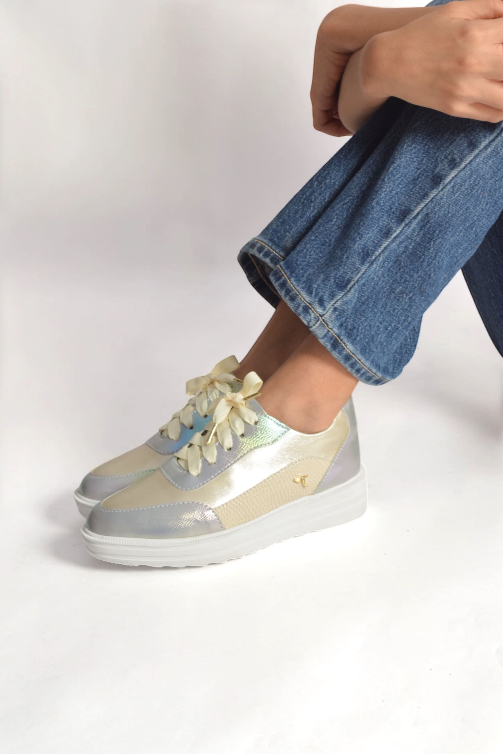 Tenis para mujer diseñados en Costa Rica. Calzado cómodo, casual y versátil con envío a todo Costa Rica e internacional.