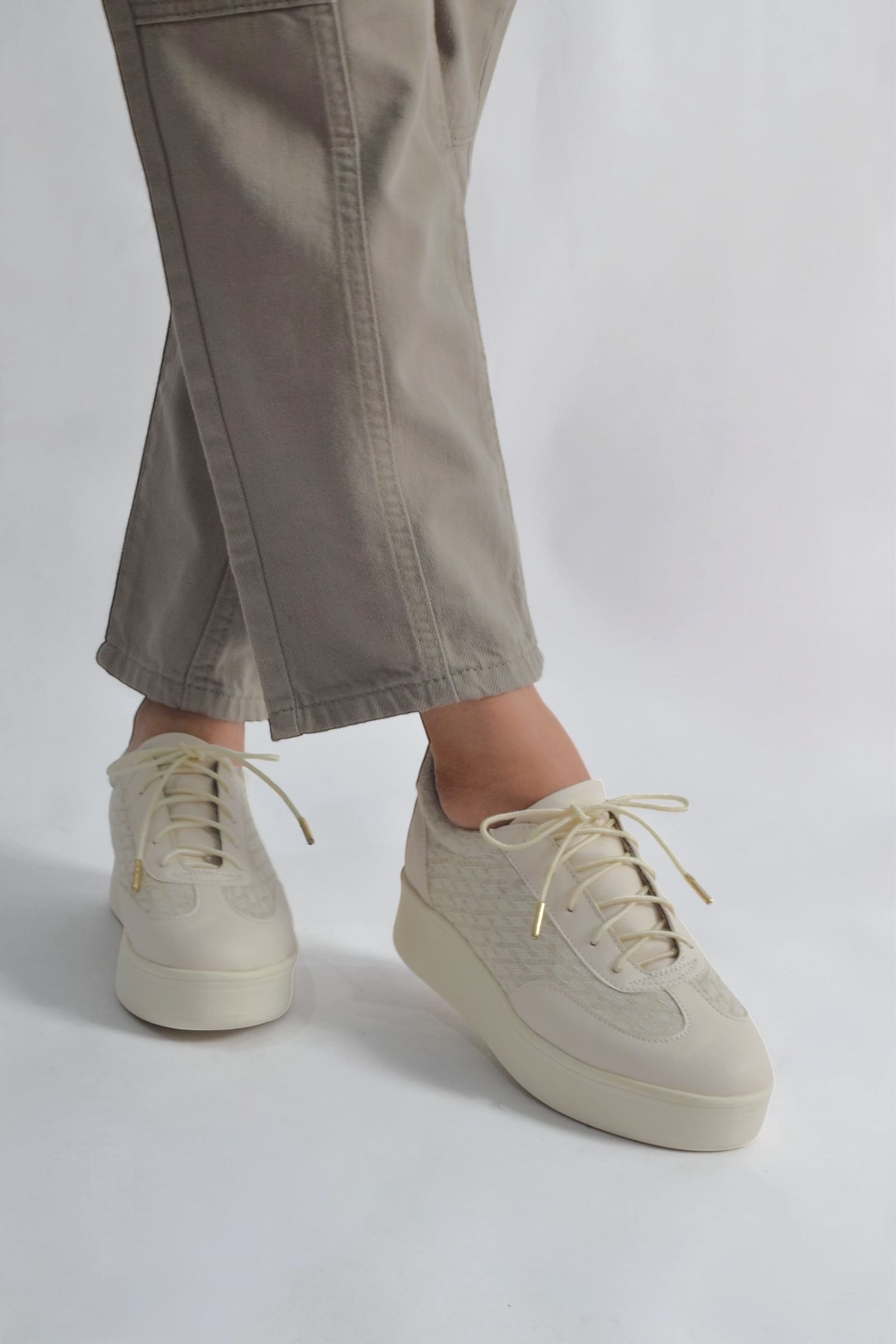 Tenis para mujer diseñados en Costa Rica. Calzado cómodo, casual y versátil con envío a todo Costa Rica e internacional.