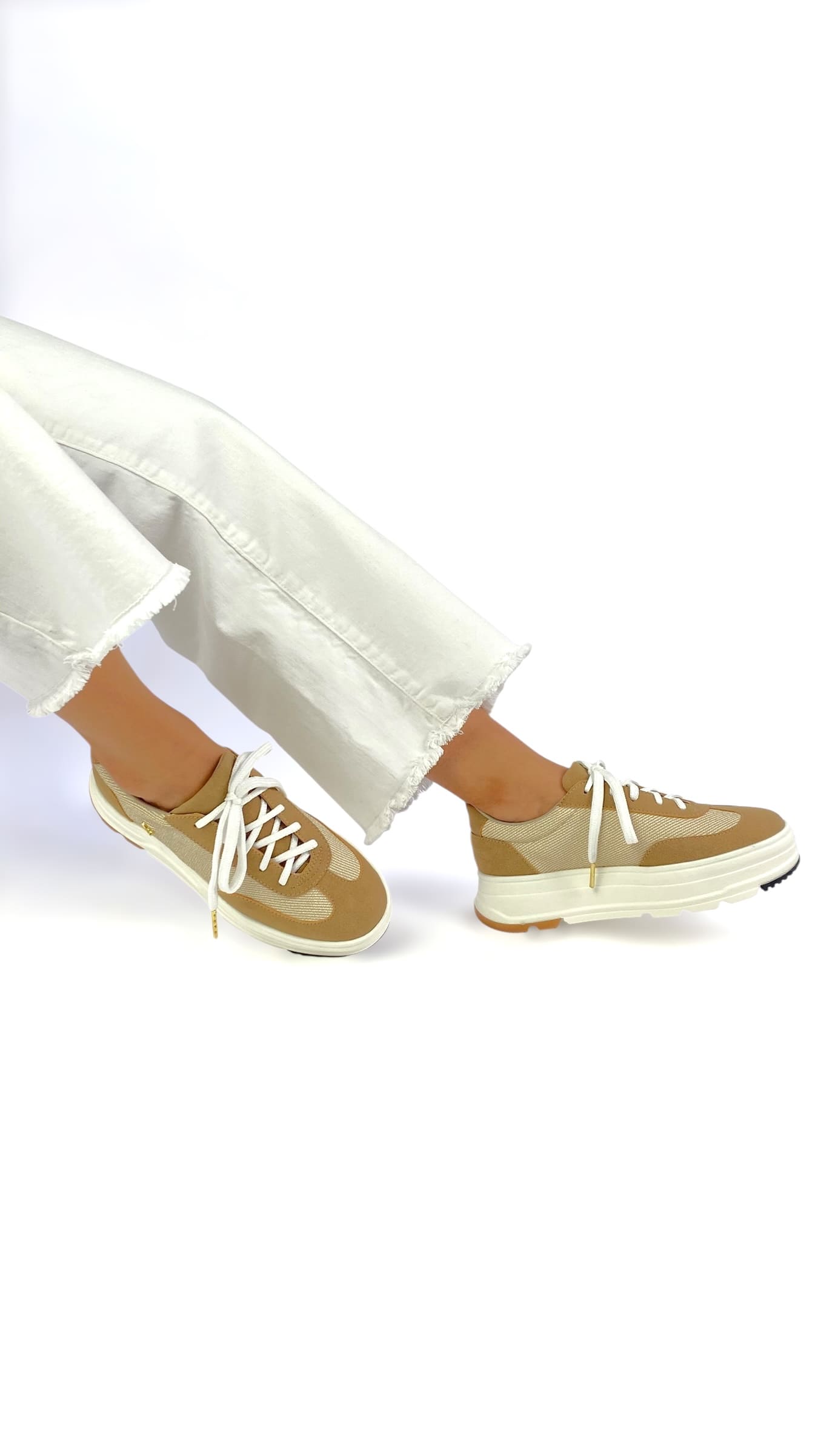 Tenis Clásico con Plataforma Beige