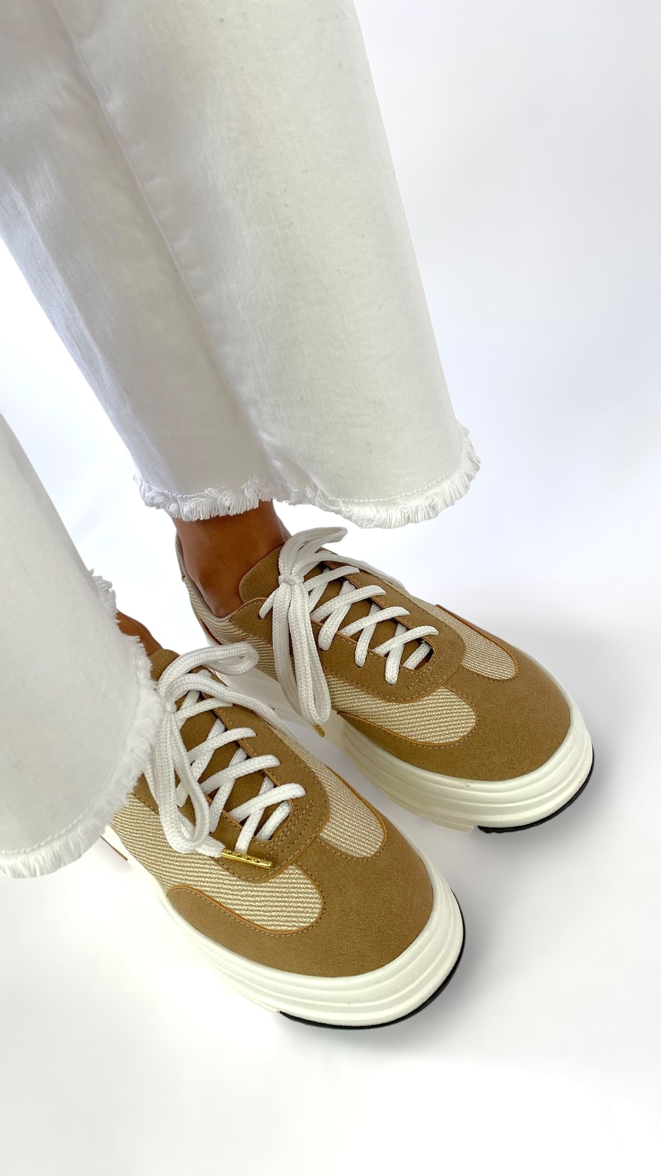 Tenis Clásico con Plataforma Beige