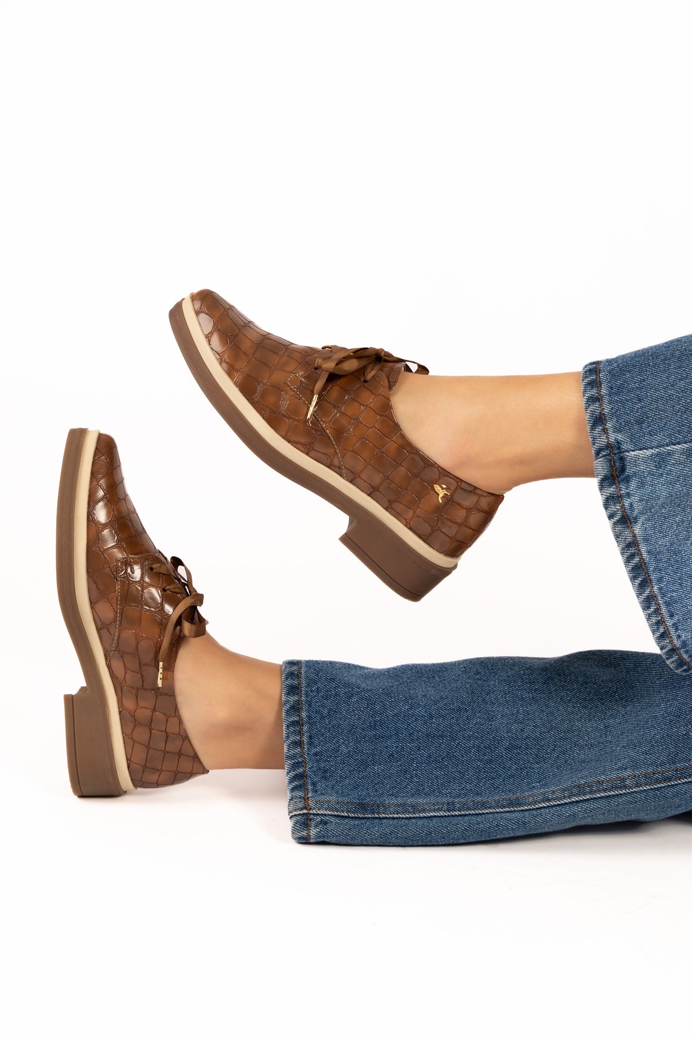 Zapatos oxford y derby para mujer diseñados en Costa Rica por Yahonis Chaves. Estilo clásico, cómodo y versátil con envío nacional e internacional.
