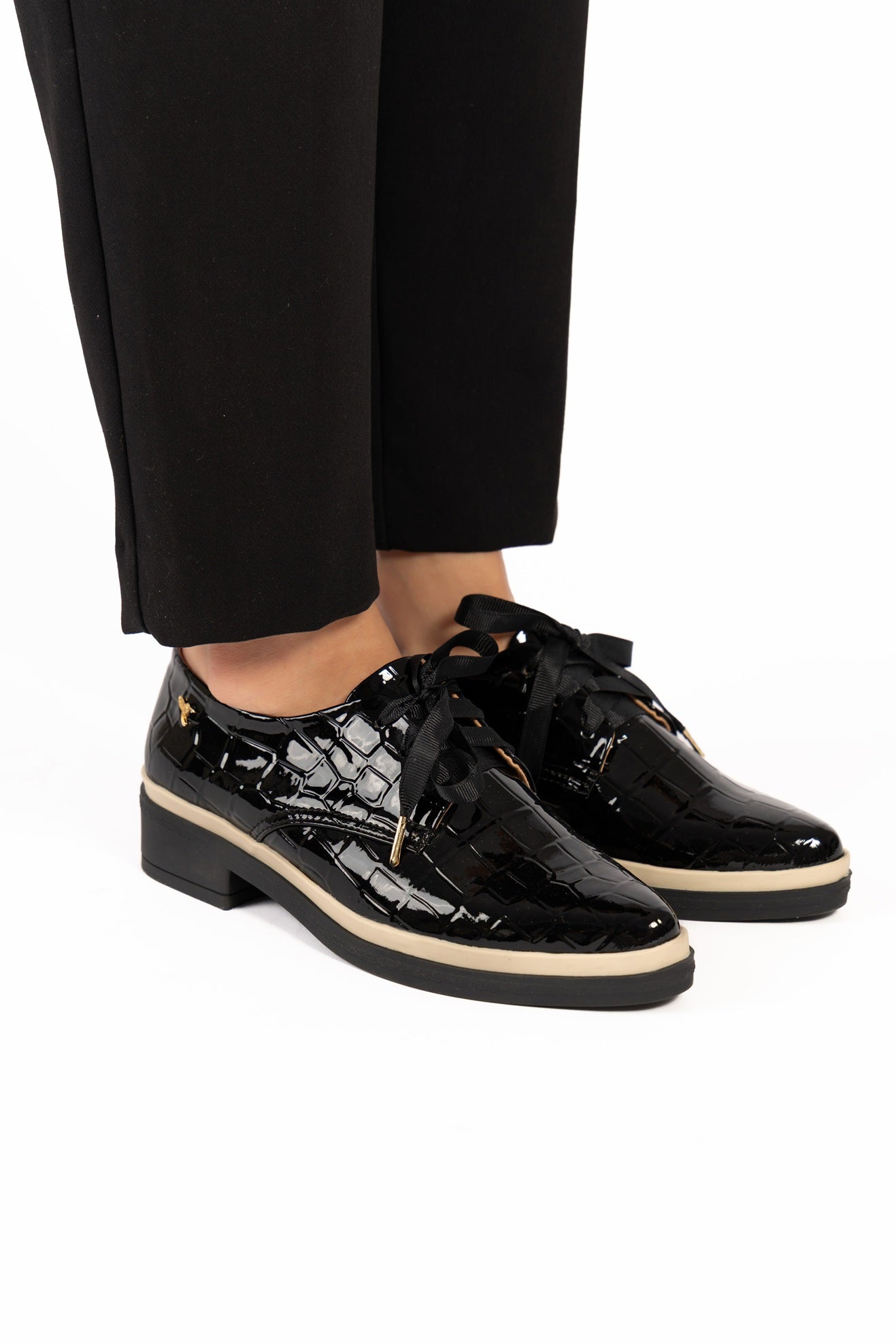 Zapatos oxford y derby para mujer diseñados en Costa Rica por Yahonis Chaves. Estilo clásico, cómodo y versátil con envío nacional e internacional.
