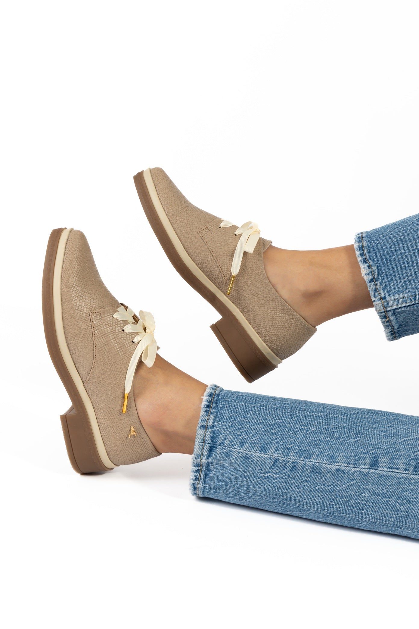 Zapatos oxford y derby para mujer diseñados en Costa Rica por Yahonis Chaves. Estilo clásico, cómodo y versátil con envío nacional e internacional.