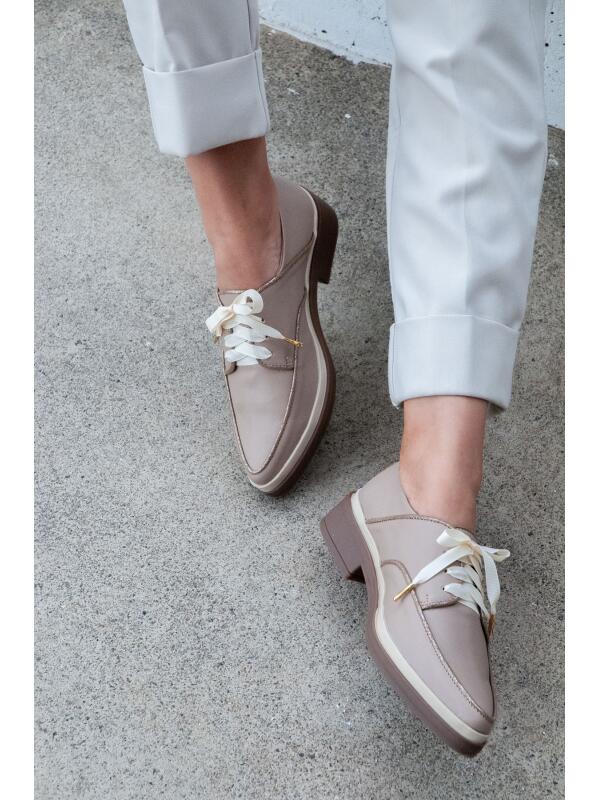 Zapatos oxford y derby para mujer diseñados en Costa Rica por Yahonis Chaves. Estilo clásico, cómodo y versátil con envío nacional e internacional.
