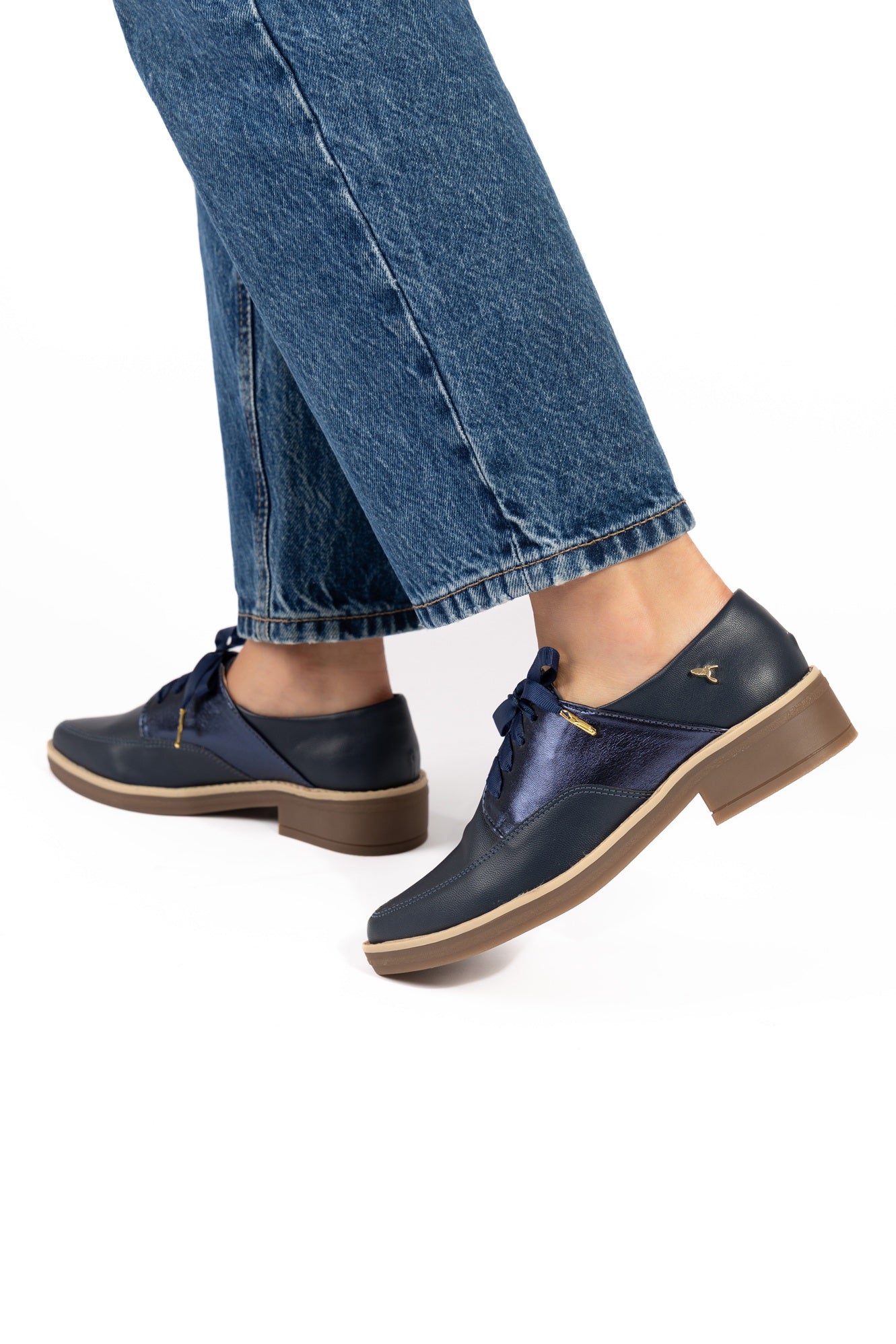 Zapatos oxford y derby para mujer diseñados en Costa Rica por Yahonis Chaves. Estilo clásico, cómodo y versátil con envío nacional e internacional.