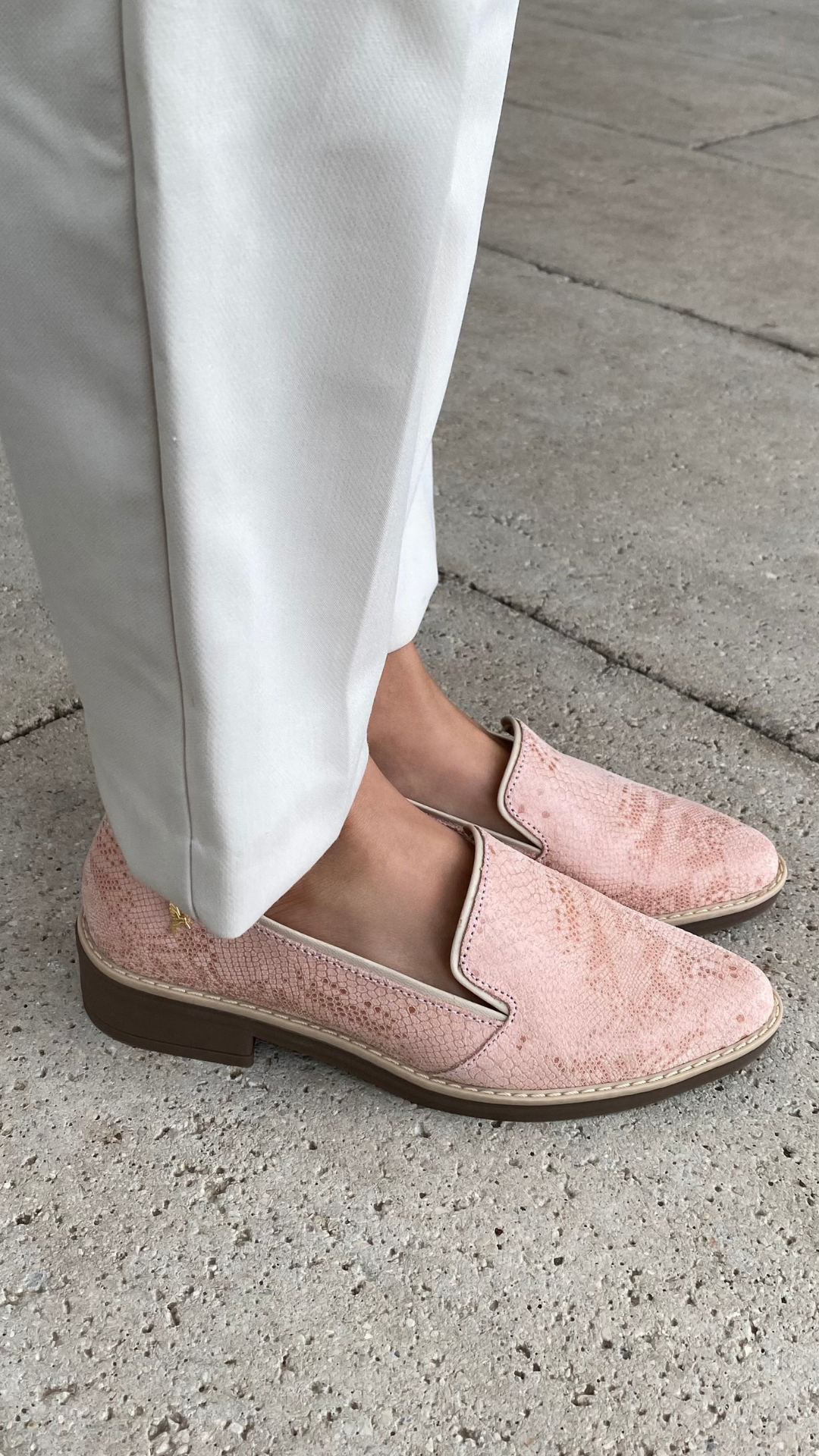 Mocasines para mujer hechos en Costa Rica. Diseño cómodo, elegante y versátil para uso diario con envío nacional e internacional.