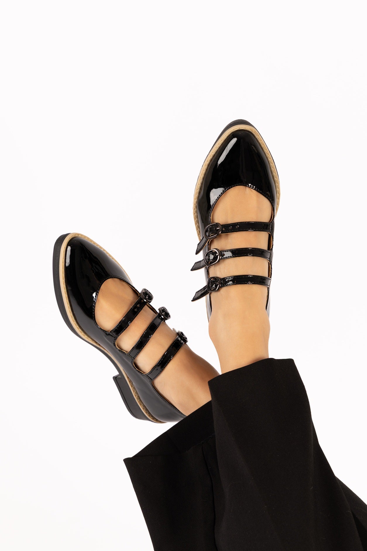 Mary jane y flats para mujer diseñados y hechos en Costa Rica. Calzado cómodo, femenino y versátil con envío a todo Costa Rica e internacional.