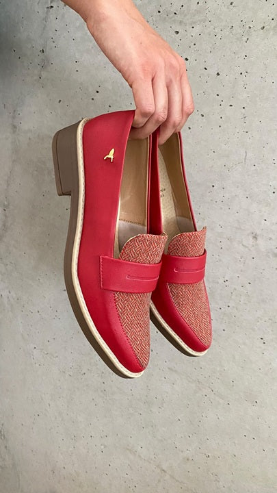 Mocasines para mujer hechos en Costa Rica. Diseño cómodo, elegante y versátil para uso diario con envío nacional e internacional.