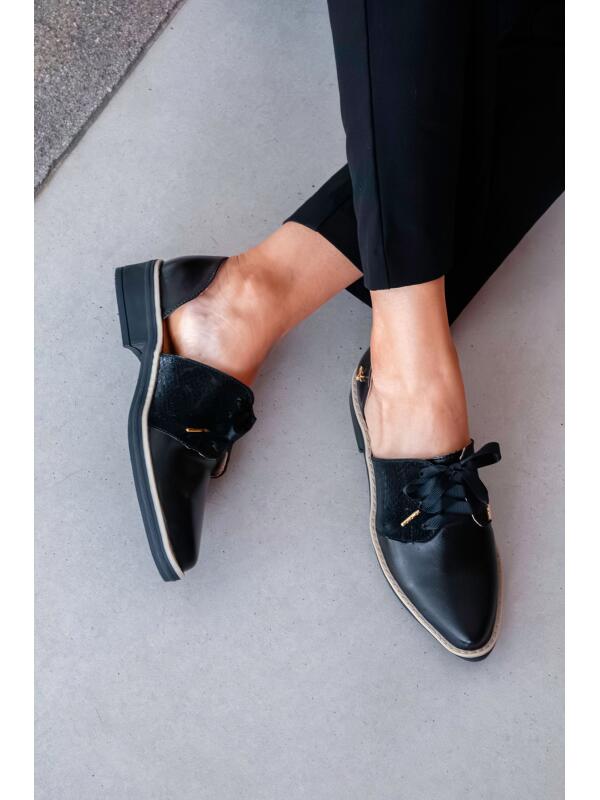 Zapatos oxford y derby para mujer diseñados en Costa Rica por Yahonis Chaves. Estilo clásico, cómodo y versátil con envío nacional e internacional.