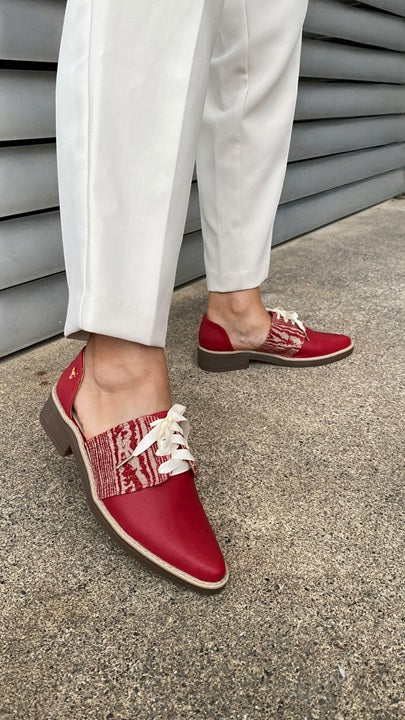 Zapatos oxford y derby para mujer diseñados en Costa Rica por Yahonis Chaves. Estilo clásico, cómodo y versátil con envío nacional e internacional.