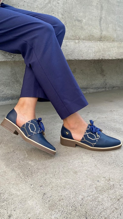 Zapatos oxford y derby para mujer diseñados en Costa Rica por Yahonis Chaves. Estilo clásico, cómodo y versátil con envío nacional e internacional.