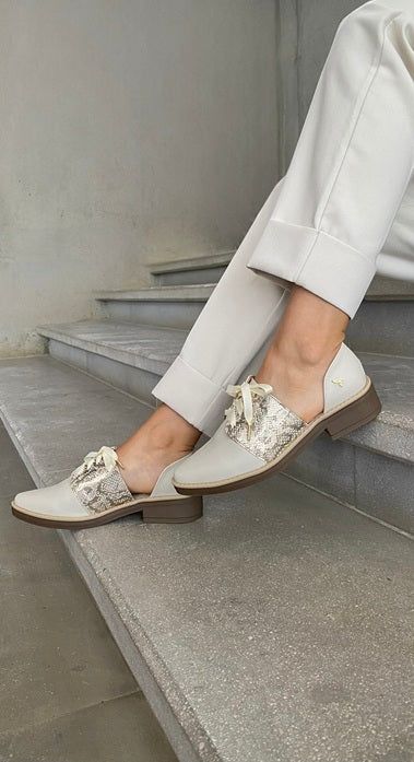 Zapatos oxford y derby para mujer diseñados en Costa Rica por Yahonis Chaves. Estilo clásico, cómodo y versátil con envío nacional e internacional.
