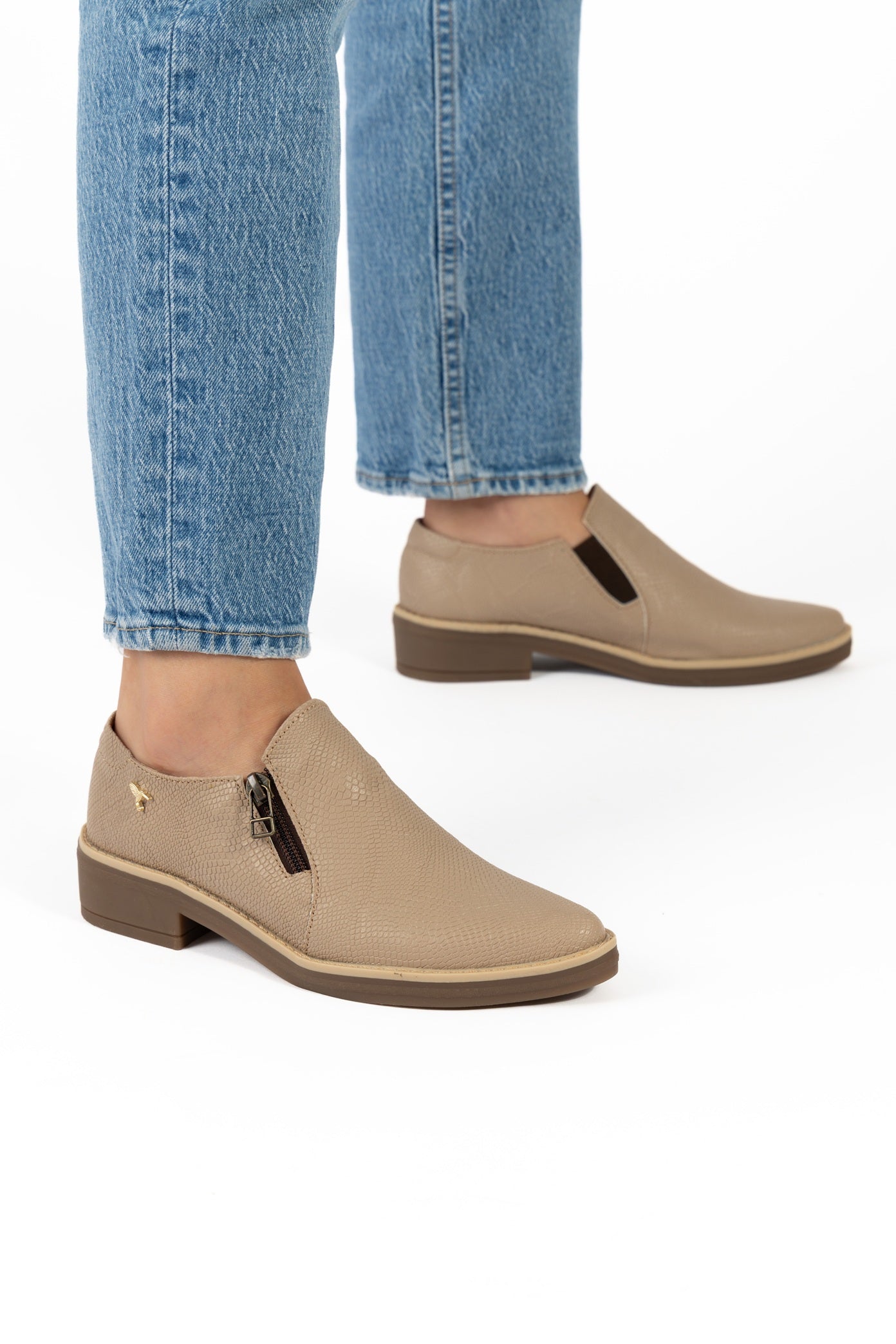 Mocasines para mujer hechos en Costa Rica. Diseño cómodo, elegante y versátil para uso diario con envío nacional e internacional.