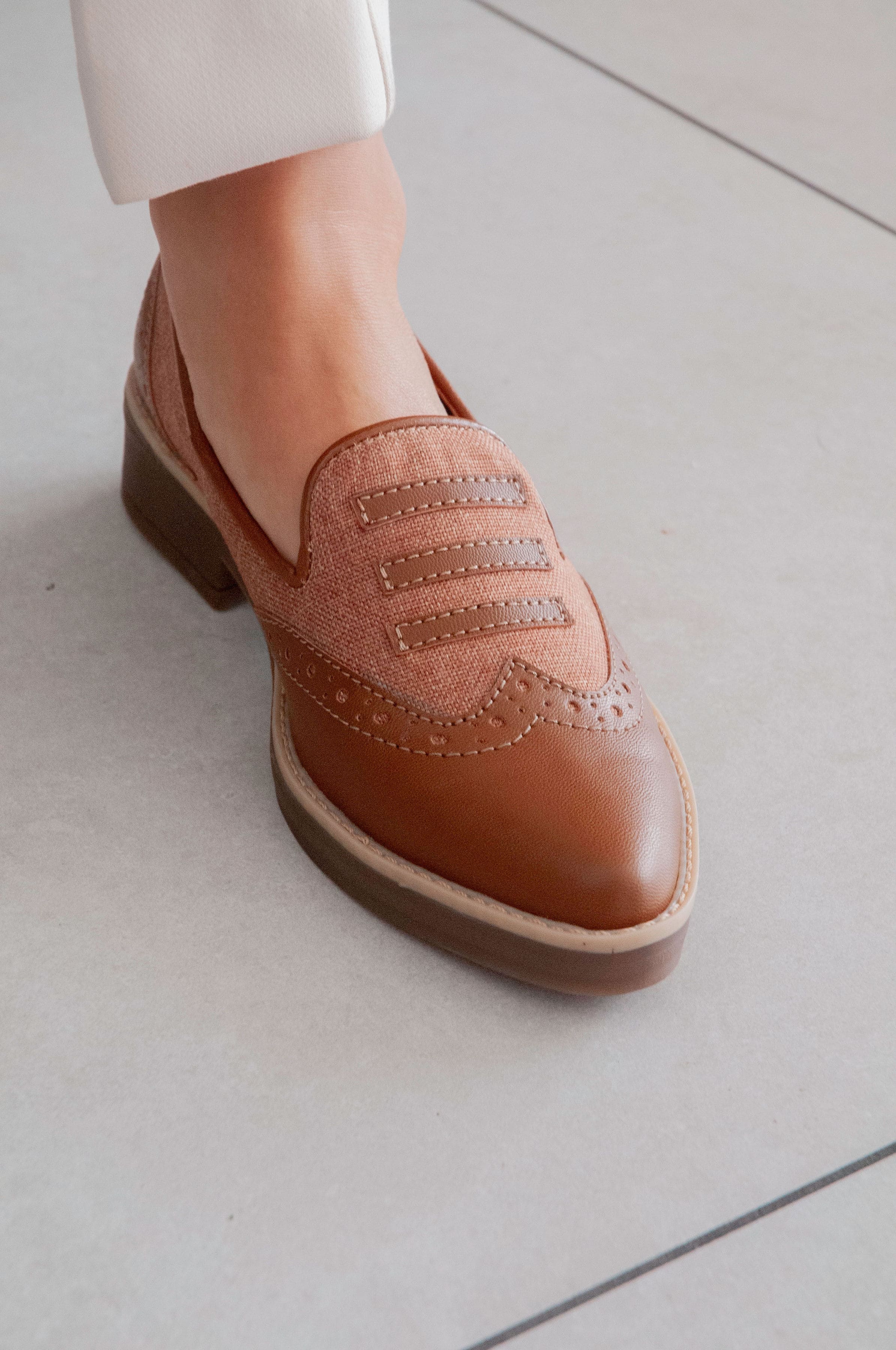 Mocasín con Detalle Grafico Camel